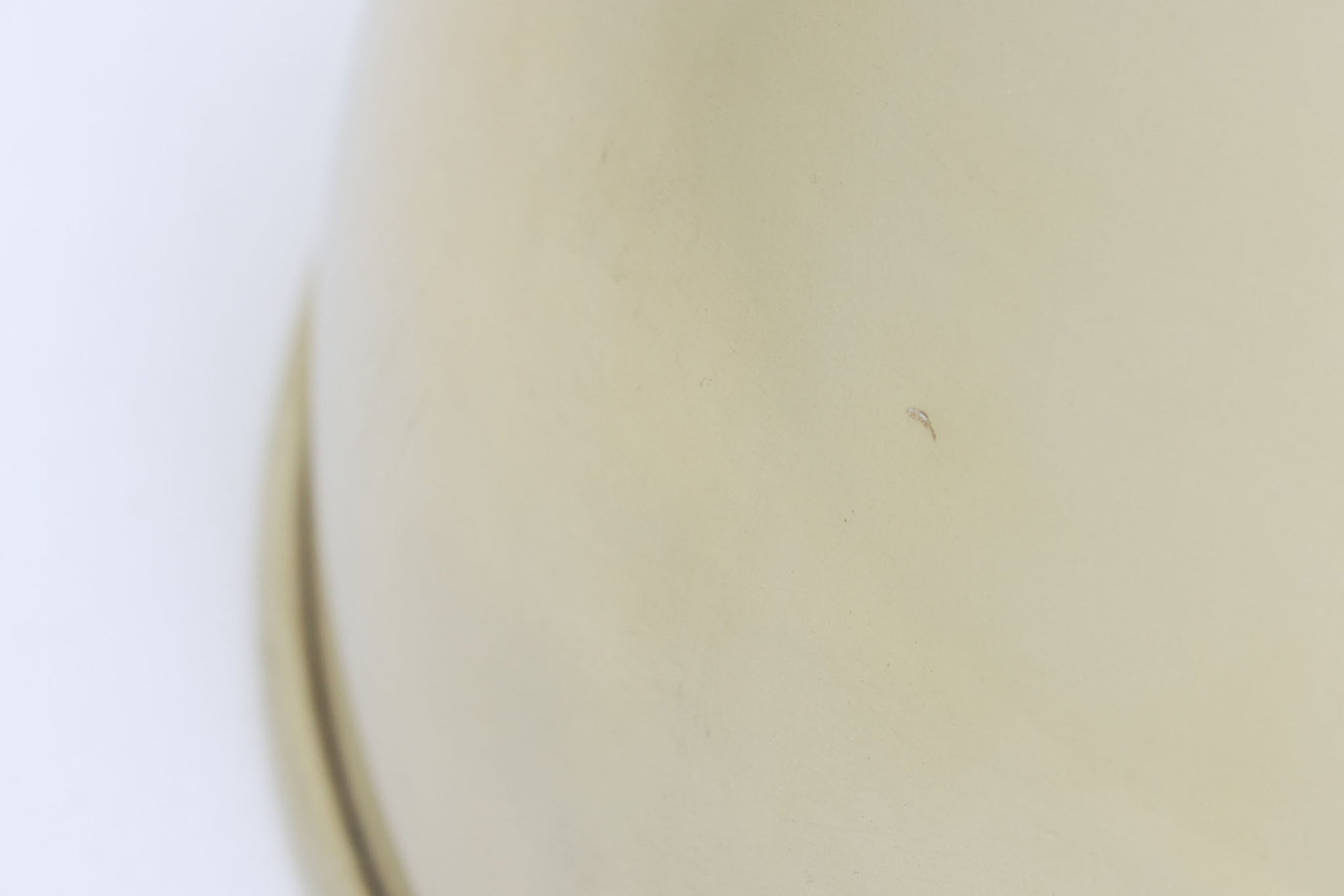 デンマークから買い付けました。1977年のFog &amp; morup社のカタログにも掲載されている「Silhuet」です。真鍮塗装を施された有機的な形状のアルミニウムシェードが特徴です。