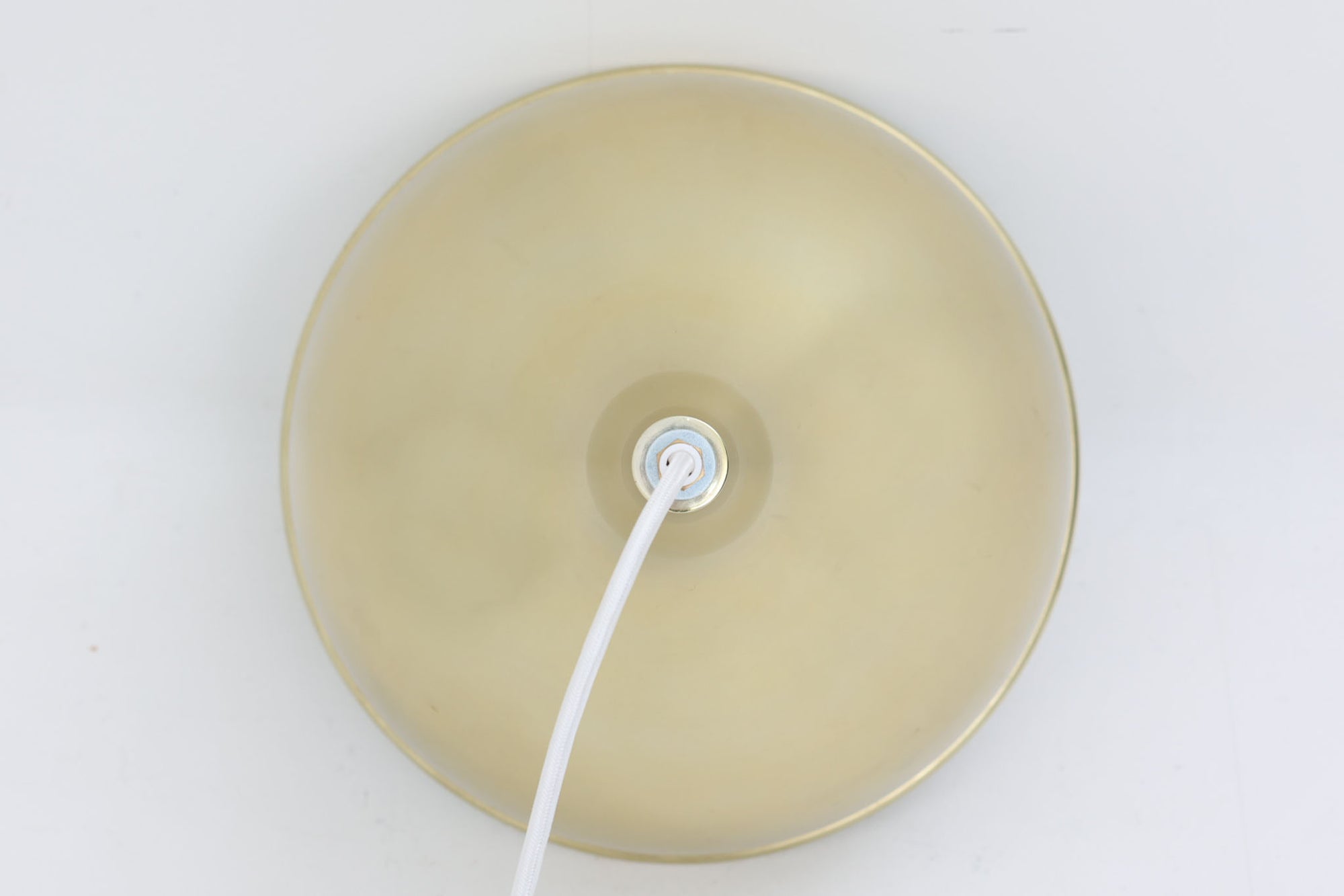 デンマークから買い付けました。1977年のFog &amp; morup社のカタログにも掲載されている「Silhuet」です。真鍮塗装を施された有機的な形状のアルミニウムシェードが特徴です。