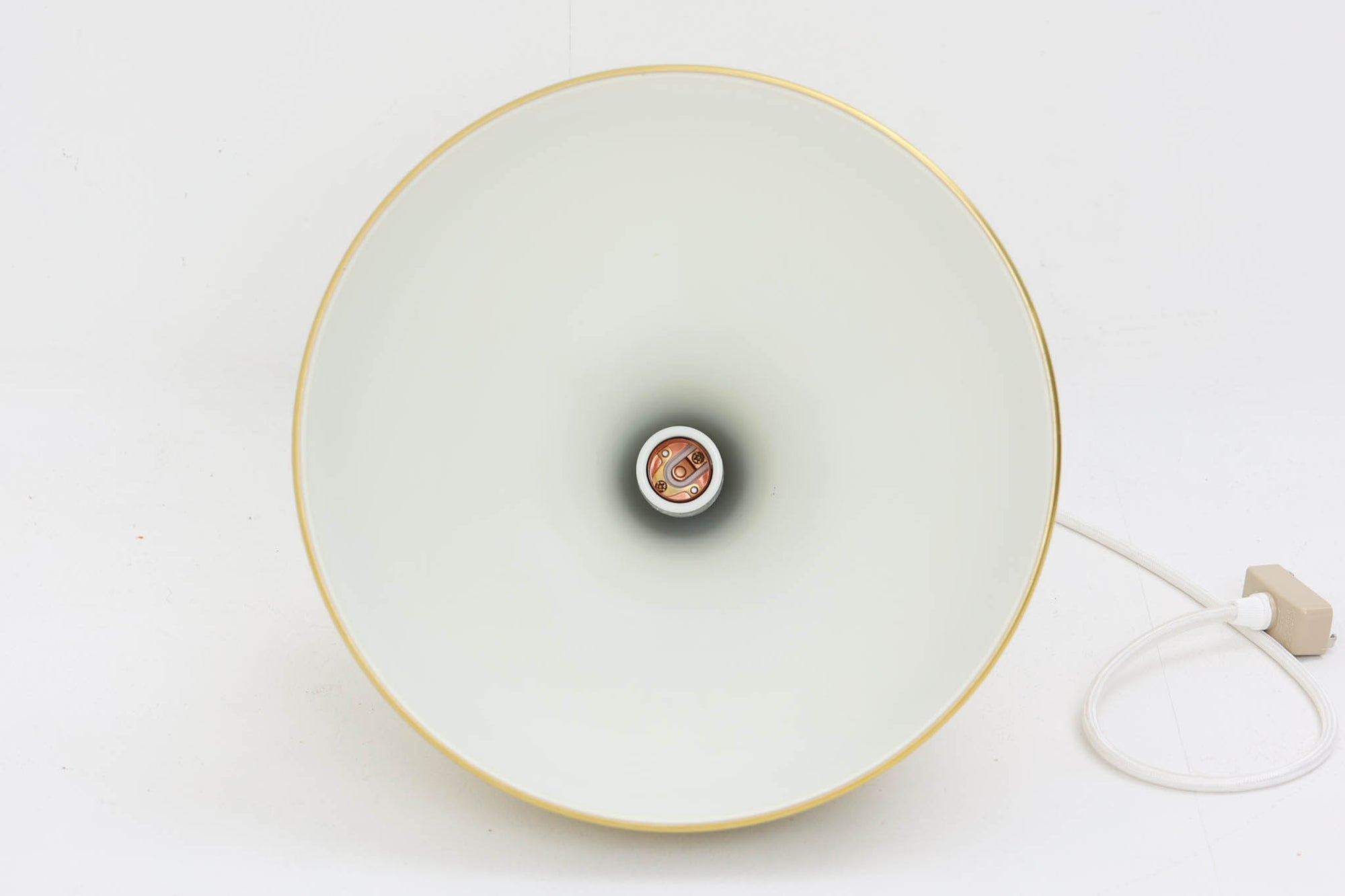 デンマークから買い付けました。1977年のFog &amp; morup社のカタログにも掲載されている「Silhuet」です。真鍮塗装を施された有機的な形状のアルミニウムシェードが特徴です。