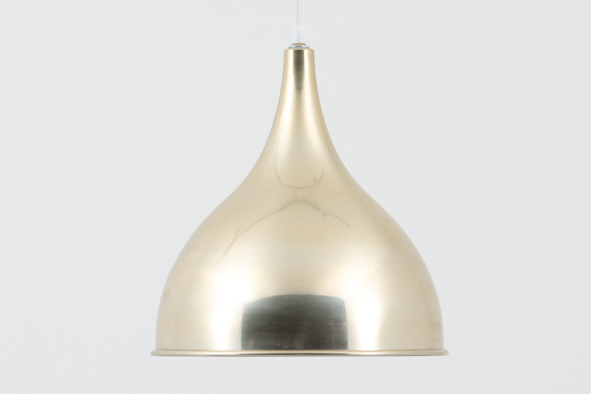 デンマークから買い付けました。1977年のFog & morup社のカタログにも掲載されている「Silhuet」です。真鍮塗装を施された有機的な形状のアルミニウムシェードが特徴です。