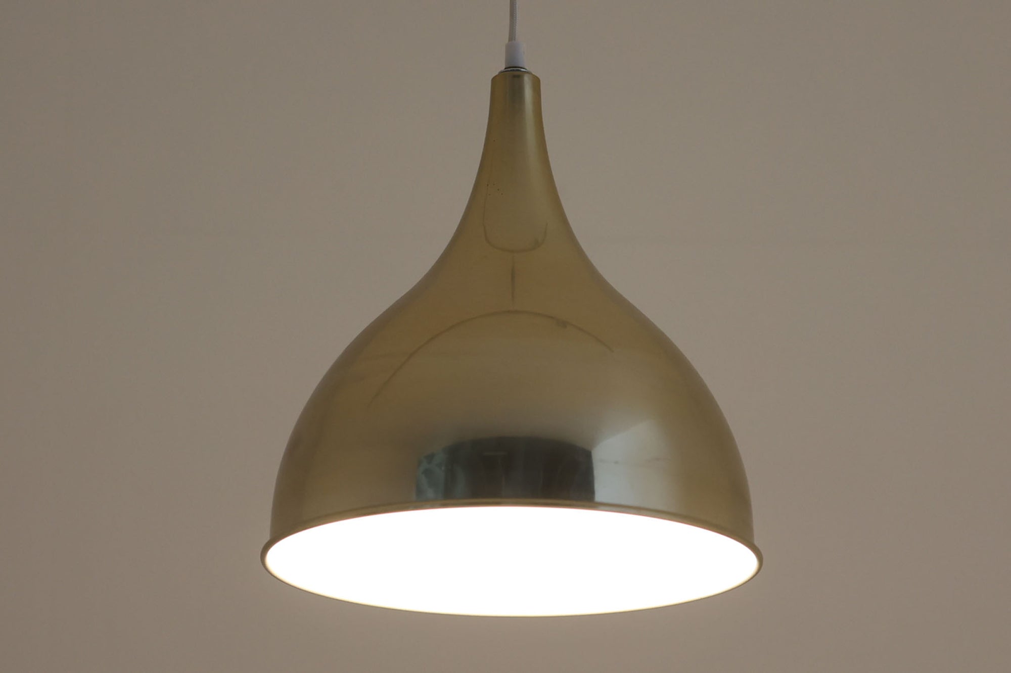 デンマークから買い付けました。1977年のFog &amp; morup社のカタログにも掲載されている「Silhuet」です。真鍮塗装を施された有機的な形状のアルミニウムシェードが特徴です。