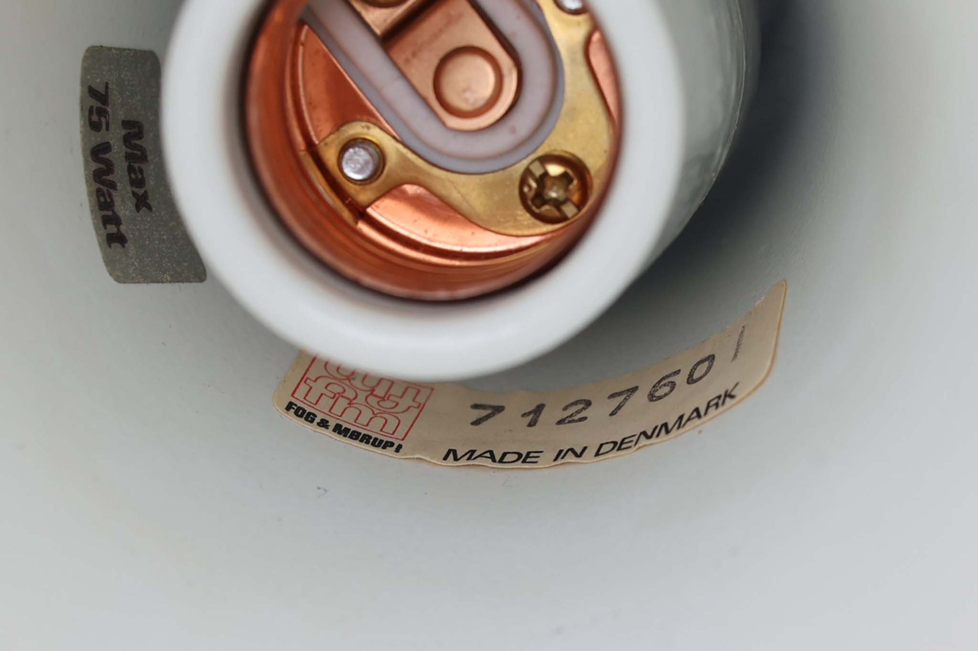 デンマークから買い付けました。1977年のFog &amp; morup社のカタログにも掲載されている「Silhuet」です。真鍮塗装を施された有機的な形状のアルミニウムシェードが特徴です。