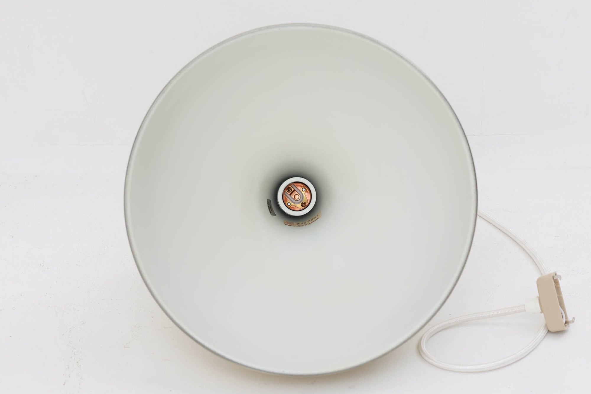 デンマークから買い付けました。1977年のFog &amp; morup社のカタログにも掲載されている「Silhuet」です。真鍮塗装を施された有機的な形状のアルミニウムシェードが特徴です。