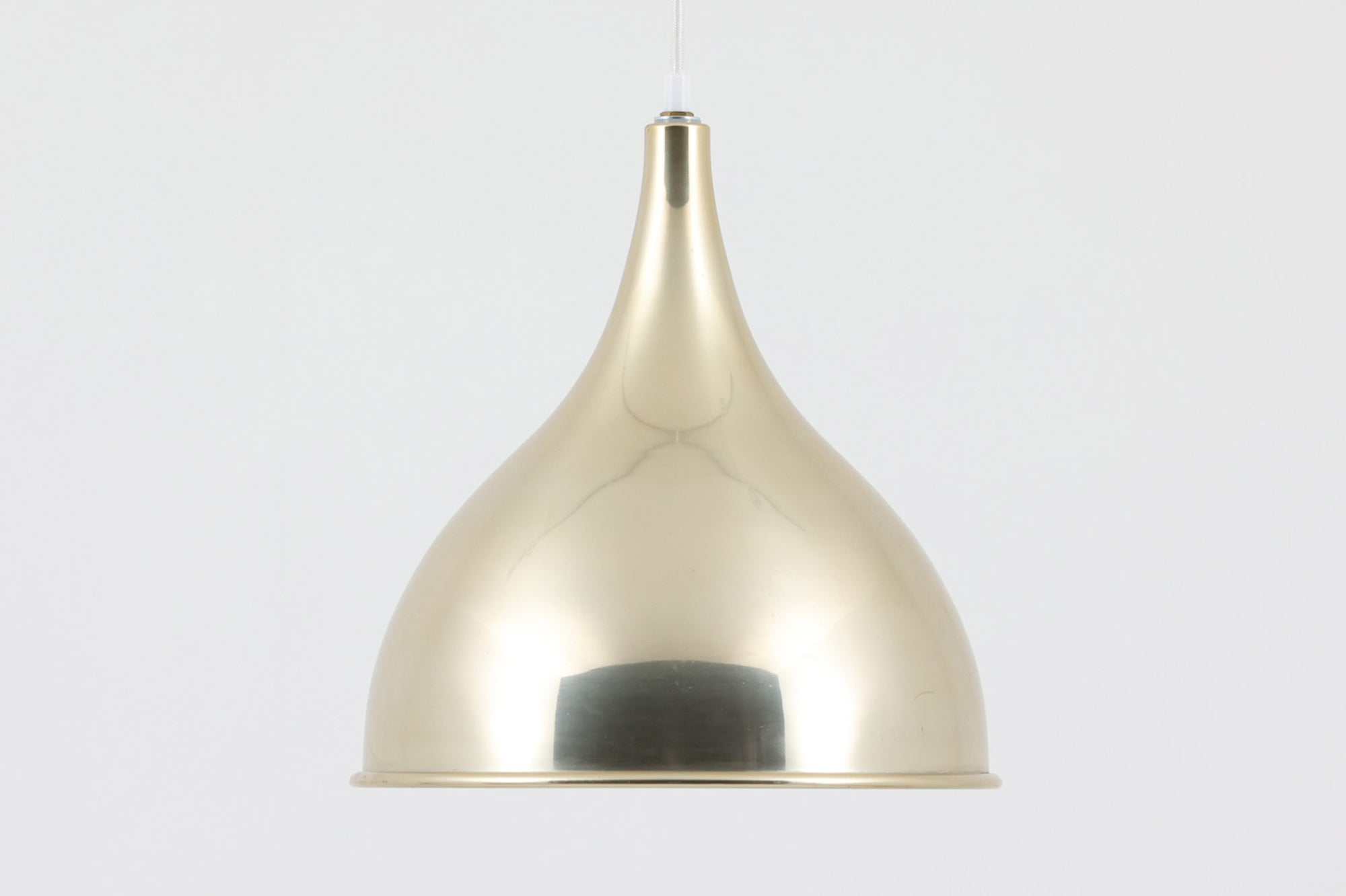 デンマークから買い付けました。1977年のFog & morup社のカタログにも掲載されている「Silhuet」です。真鍮塗装を施された有機的な形状のアルミニウムシェードが特徴です。