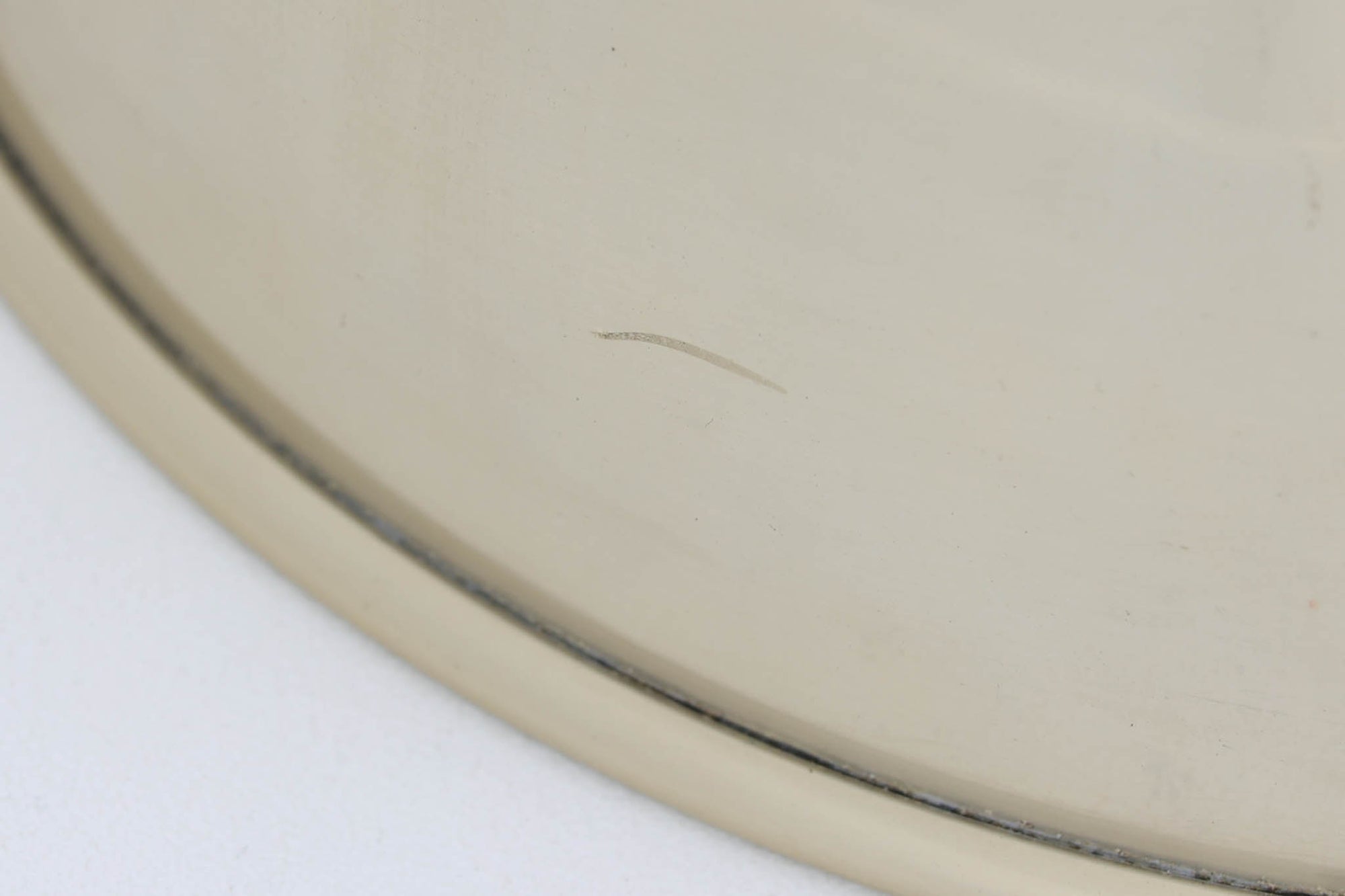 デンマークから買い付けました。1977年のFog &amp; morup社のカタログにも掲載されている「Silhuet」です。真鍮塗装を施された有機的な形状のアルミニウムシェードが特徴です。