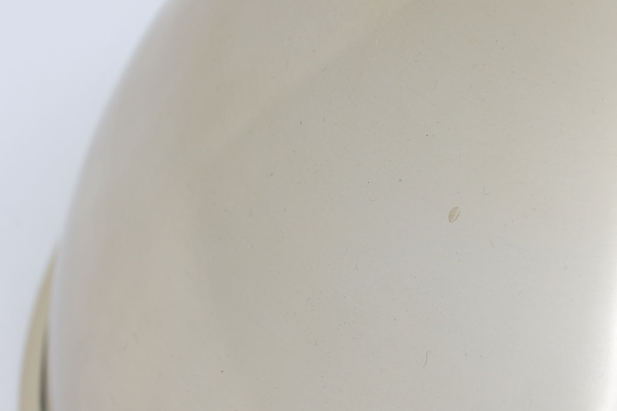 デンマークから買い付けました。1977年のFog &amp; morup社のカタログにも掲載されている「Silhuet」です。真鍮塗装を施された有機的な形状のアルミニウムシェードが特徴です。