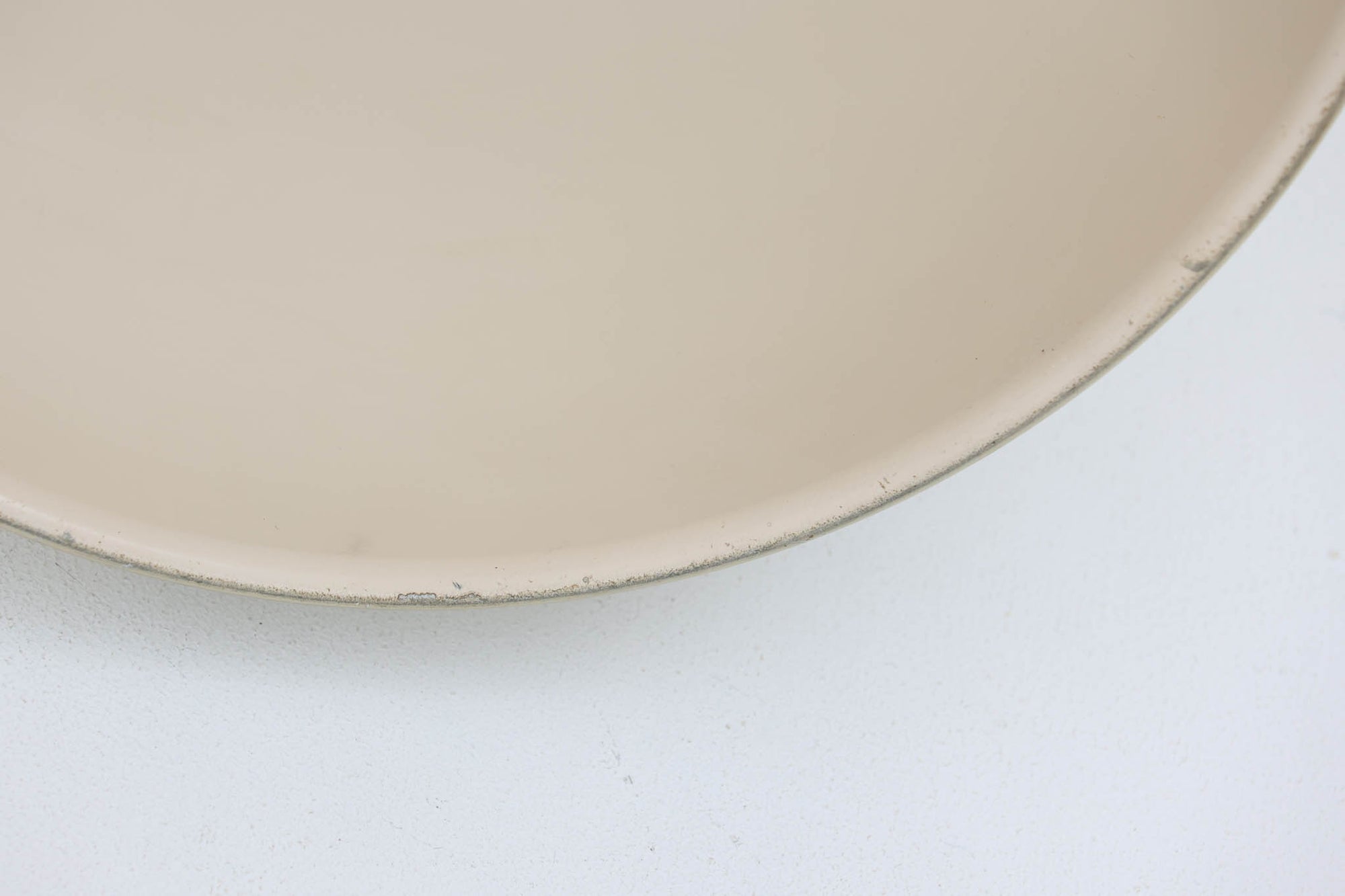 デンマークから買い付けました。1977年のFog &amp; morup社のカタログにも掲載されている「Silhuet」です。真鍮塗装を施された有機的な形状のアルミニウムシェードが特徴です。