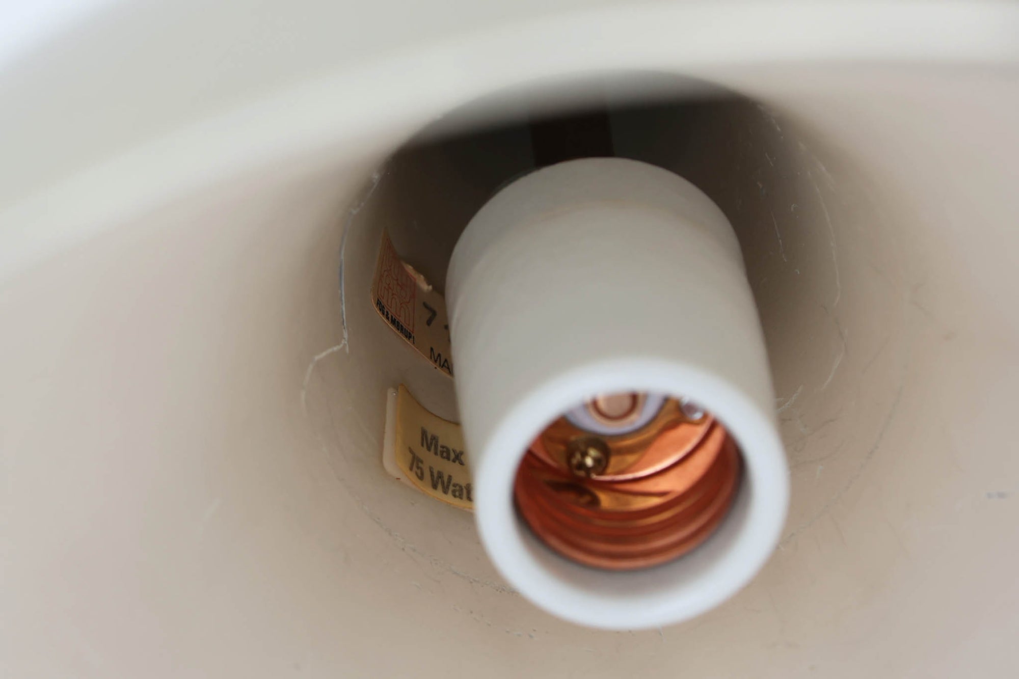 デンマークから買い付けました。1977年のFog &amp; morup社のカタログにも掲載されている「Silhuet」です。真鍮塗装を施された有機的な形状のアルミニウムシェードが特徴です。