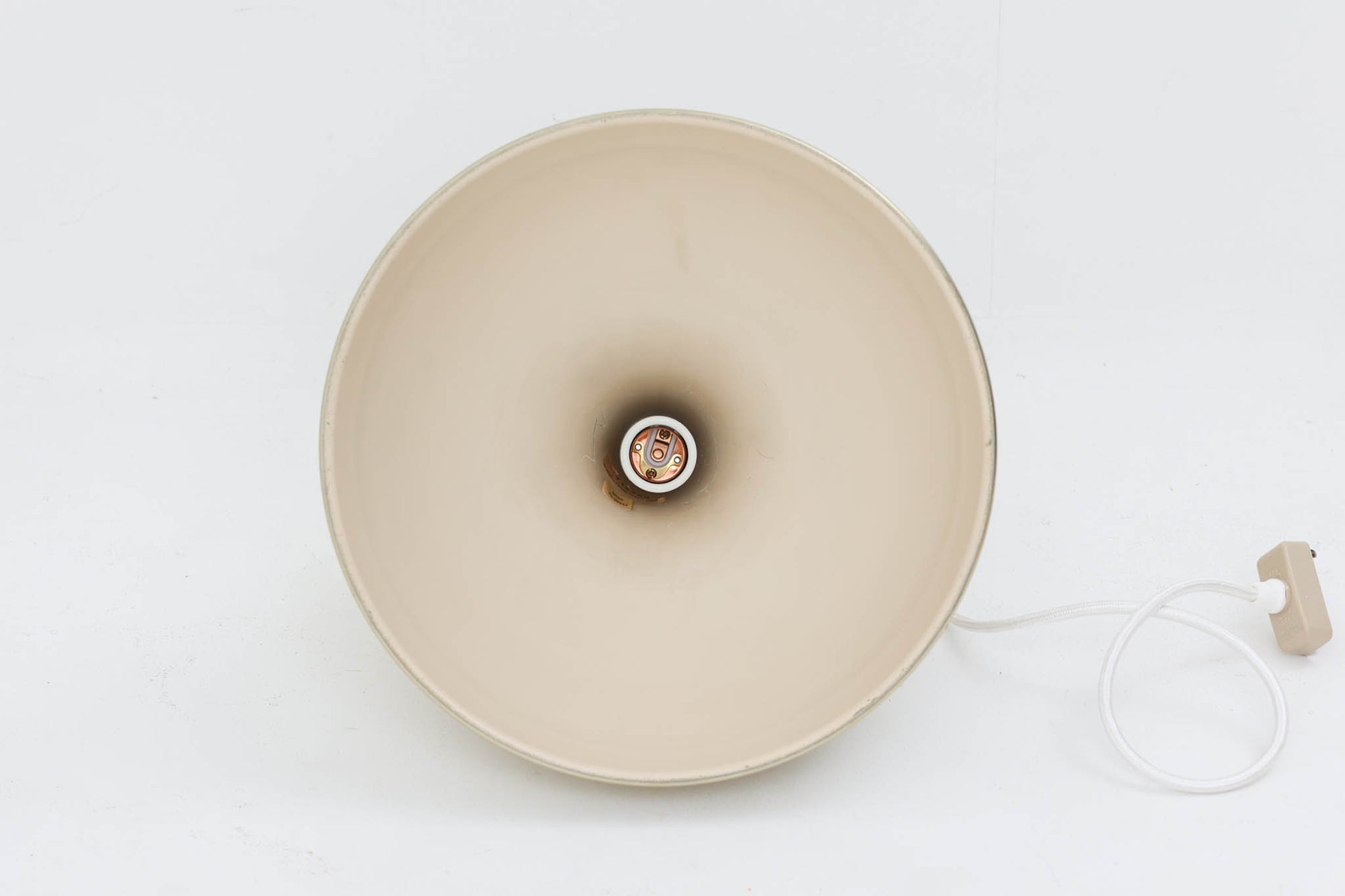 デンマークから買い付けました。1977年のFog &amp; morup社のカタログにも掲載されている「Silhuet」です。真鍮塗装を施された有機的な形状のアルミニウムシェードが特徴です。