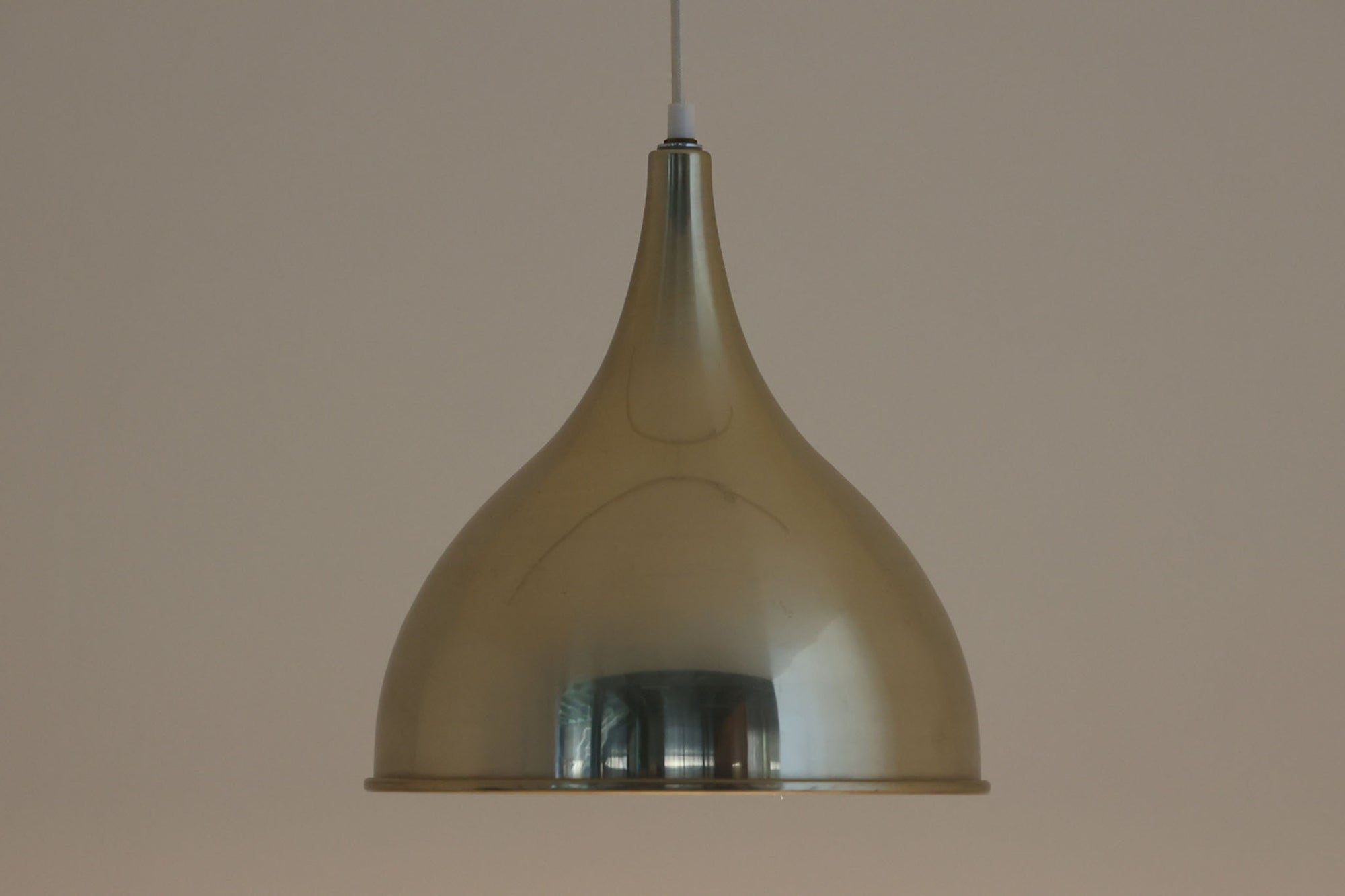 デンマークから買い付けました。1977年のFog & morup社のカタログにも掲載されている「Silhuet」です。真鍮塗装を施された有機的な形状のアルミニウムシェードが特徴です。