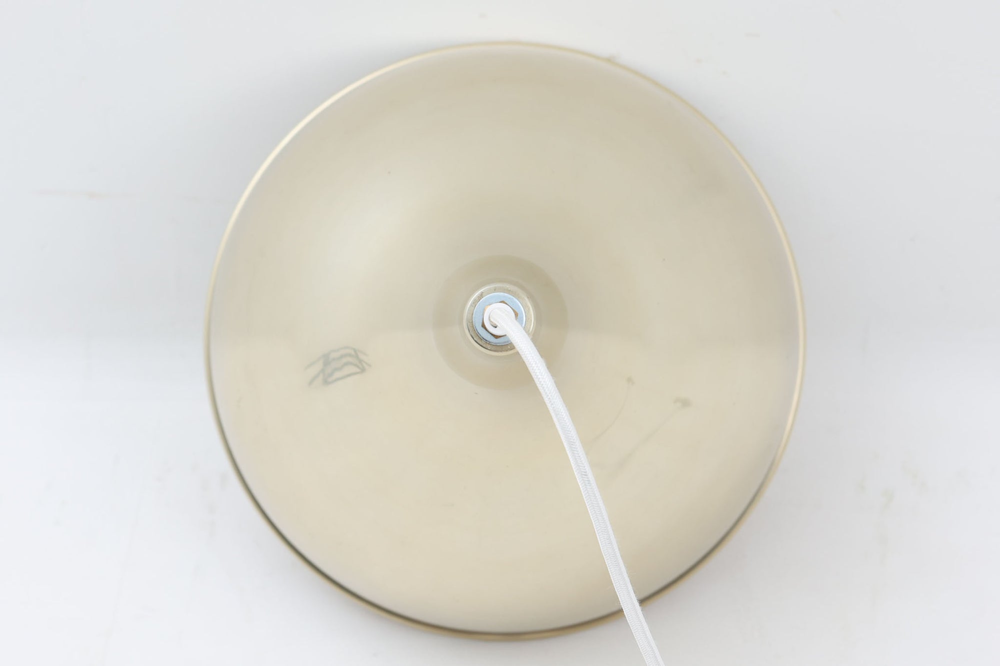 デンマークから買い付けました。1977年のFog &amp; morup社のカタログにも掲載されている「Silhuet」です。真鍮塗装を施された有機的な形状のアルミニウムシェードが特徴です。