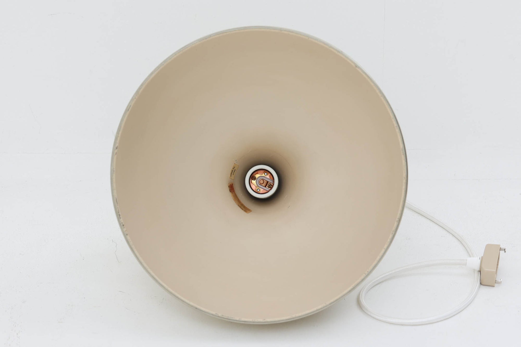 デンマークから買い付けました。1977年のFog &amp; morup社のカタログにも掲載されている「Silhuet」です。真鍮塗装を施された有機的な形状のアルミニウムシェードが特徴です。