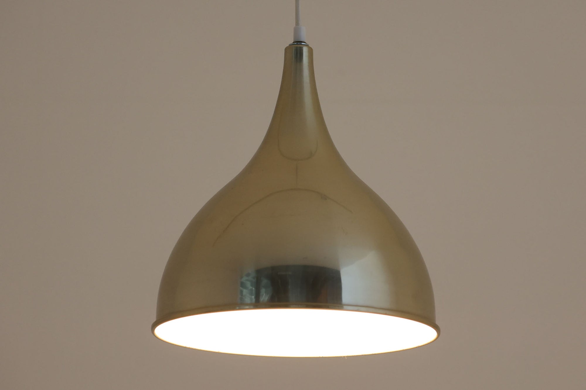 デンマークから買い付けました。1977年のFog &amp; morup社のカタログにも掲載されている「Silhuet」です。真鍮塗装を施された有機的な形状のアルミニウムシェードが特徴です。