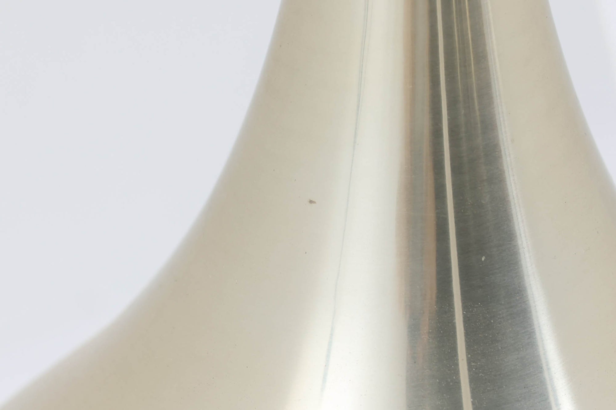 デンマークから買い付けました。1977年のFog &amp; morup社のカタログにも掲載されている「Silhuet」です。真鍮塗装を施された有機的な形状のアルミニウムシェードが特徴です。