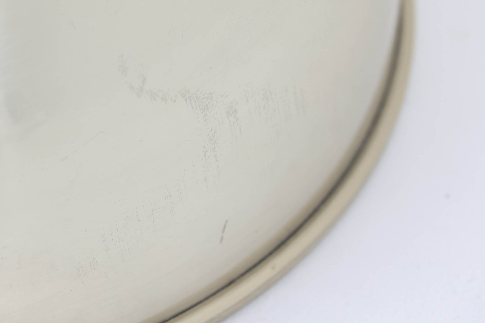 デンマークから買い付けました。1977年のFog &amp; morup社のカタログにも掲載されている「Silhuet」です。真鍮塗装を施された有機的な形状のアルミニウムシェードが特徴です。