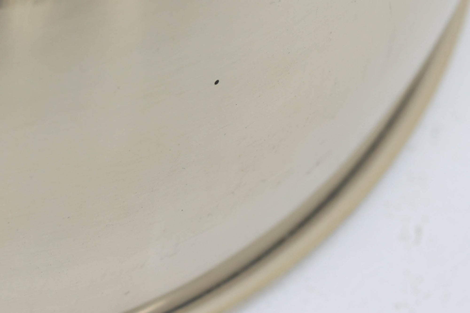 デンマークから買い付けました。1977年のFog &amp; morup社のカタログにも掲載されている「Silhuet」です。真鍮塗装を施された有機的な形状のアルミニウムシェードが特徴です。