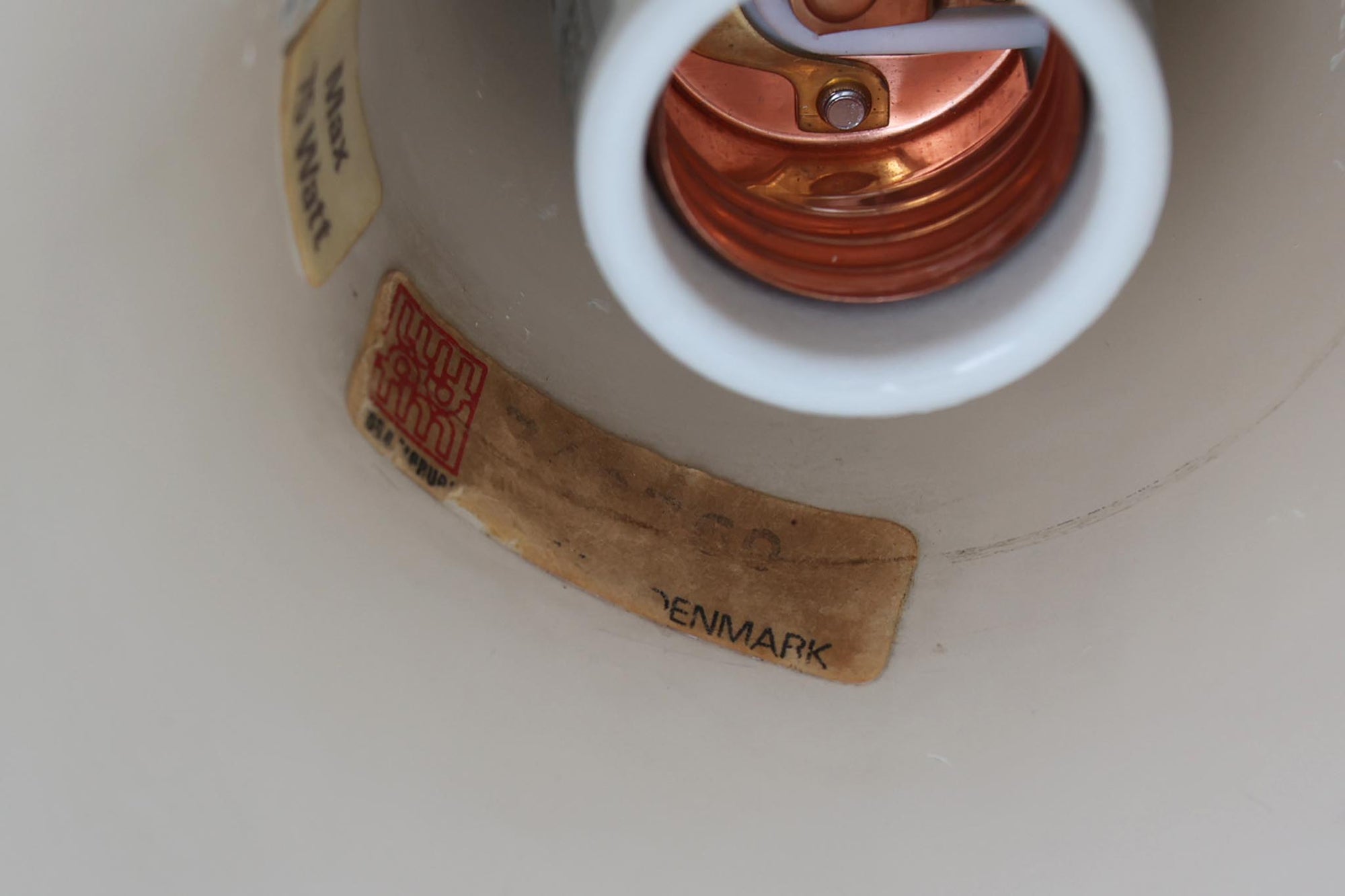 デンマークから買い付けました。1977年のFog &amp; morup社のカタログにも掲載されている「Silhuet」です。真鍮塗装を施された有機的な形状のアルミニウムシェードが特徴です。