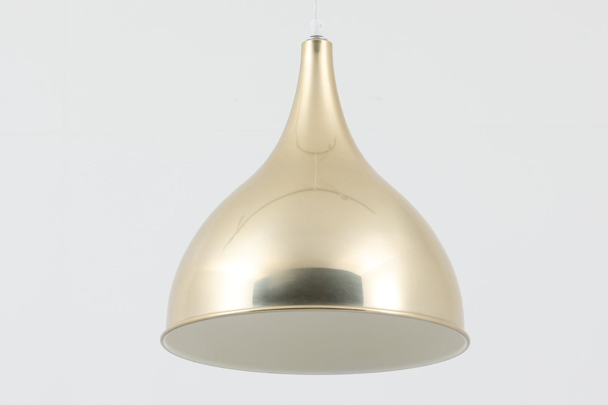 デンマークから買い付けました。1977年のFog &amp; morup社のカタログにも掲載されている「Silhuet」です。真鍮塗装を施された有機的な形状のアルミニウムシェードが特徴です。