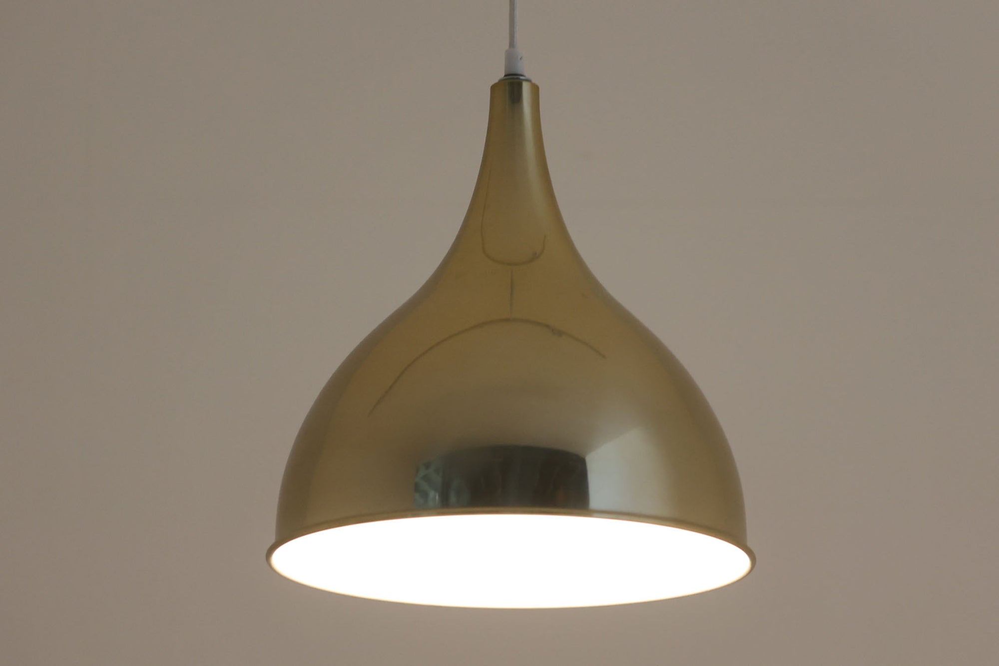 デンマークから買い付けました。1977年のFog &amp; morup社のカタログにも掲載されている「Silhuet」です。真鍮塗装を施された有機的な形状のアルミニウムシェードが特徴です。