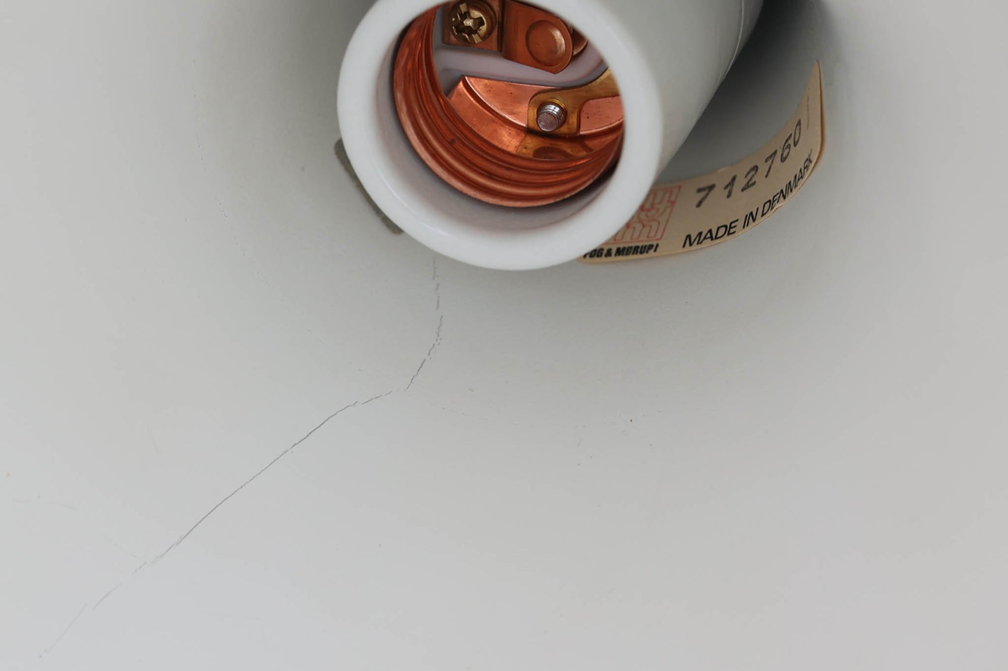 デンマークから買い付けました。1977年のFog &amp; morup社のカタログにも掲載されている「Silhuet」です。真鍮塗装を施された有機的な形状のアルミニウムシェードが特徴です。