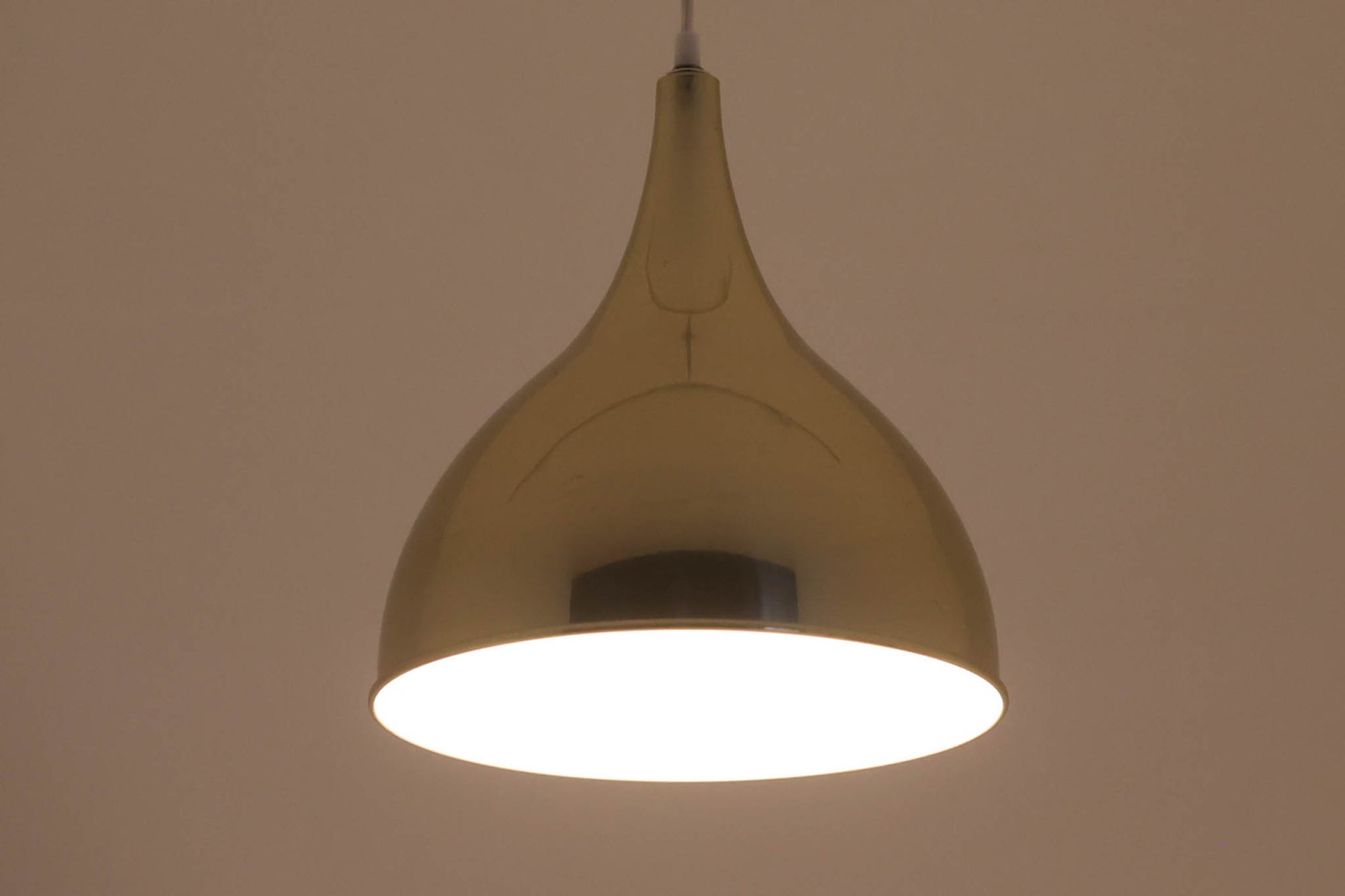 デンマークから買い付けました。1977年のFog &amp; morup社のカタログにも掲載されている「Silhuet」です。真鍮塗装を施された有機的な形状のアルミニウムシェードが特徴です。