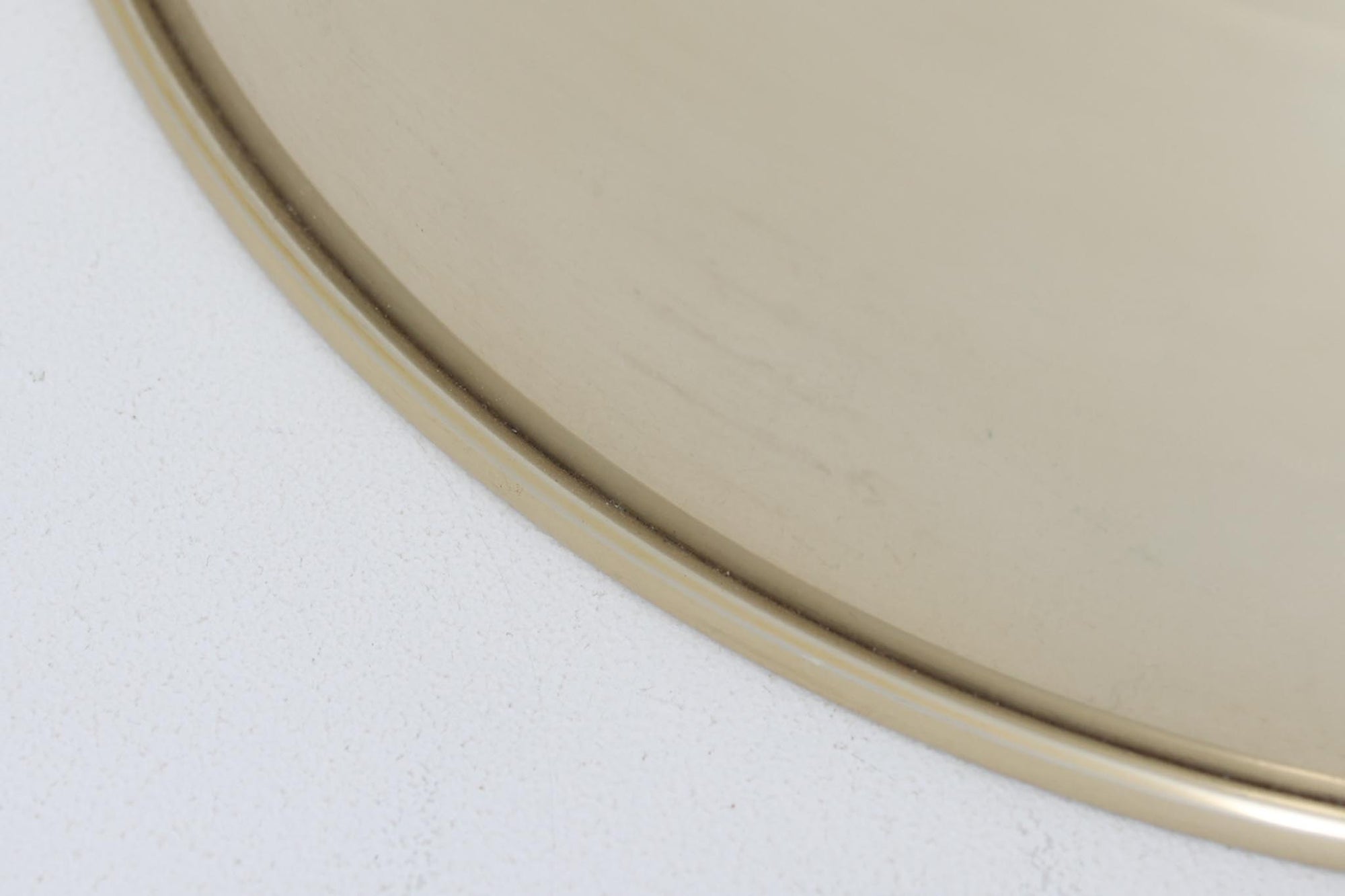 デンマークから買い付けました。1977年のFog &amp; morup社のカタログにも掲載されている「Silhuet」です。真鍮塗装を施された有機的な形状のアルミニウムシェードが特徴です。