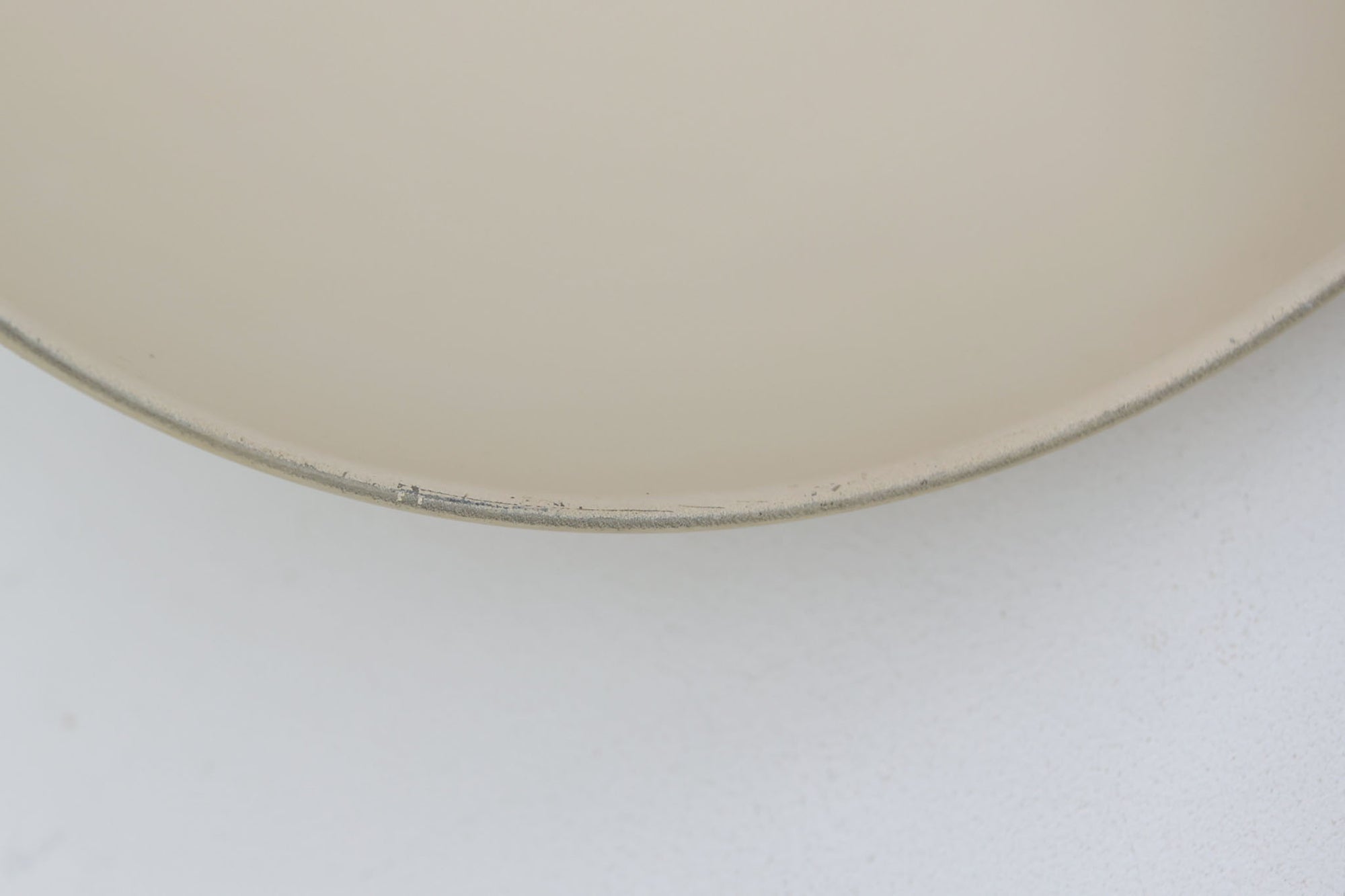 デンマークから買い付けました。1977年のFog &amp; morup社のカタログにも掲載されている「Silhuet」です。真鍮塗装を施された有機的な形状のアルミニウムシェードが特徴です。