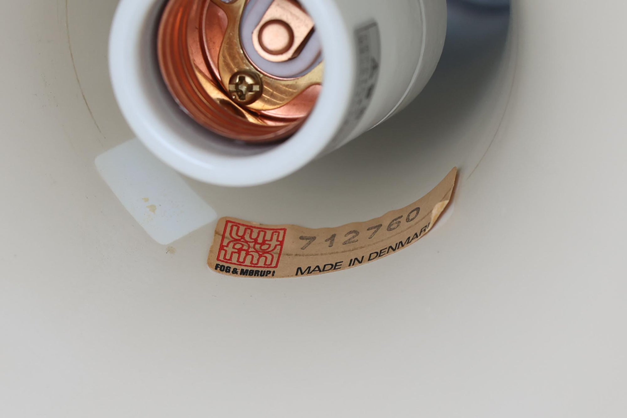 デンマークから買い付けました。1977年のFog &amp; morup社のカタログにも掲載されている「Silhuet」です。真鍮塗装を施された有機的な形状のアルミニウムシェードが特徴です。