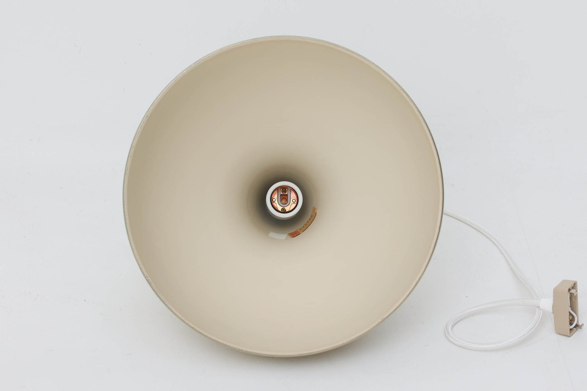 デンマークから買い付けました。1977年のFog &amp; morup社のカタログにも掲載されている「Silhuet」です。真鍮塗装を施された有機的な形状のアルミニウムシェードが特徴です。