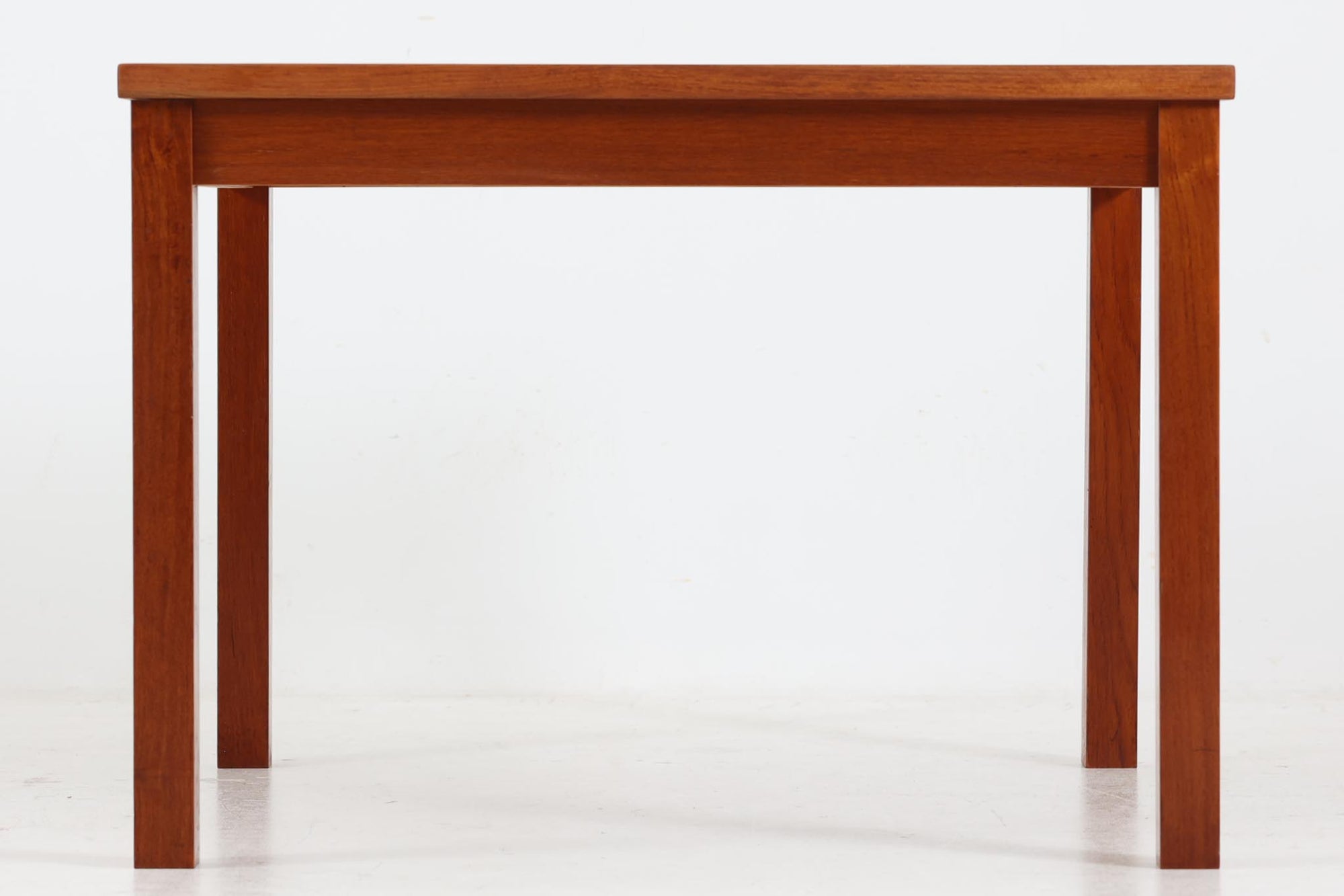 北欧より買い付けたセンターテーブルです。タイルがデザインポイントになっており、熱いコップなどをそのまま置く事が出来ます。本体には良質なチーク材が使用されています。