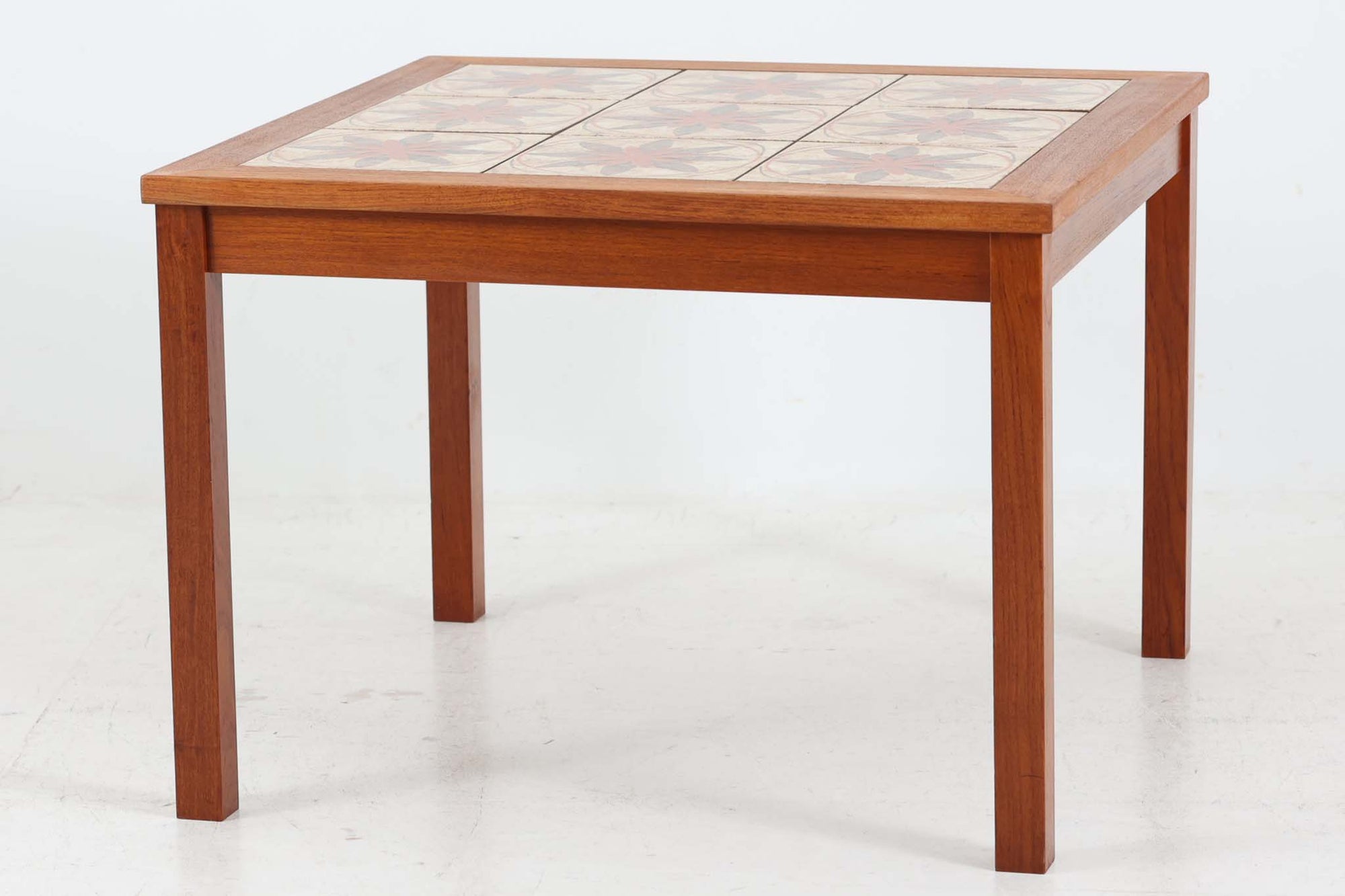 北欧より買い付けたセンターテーブルです。タイルがデザインポイントになっており、熱いコップなどをそのまま置く事が出来ます。本体には良質なチーク材が使用されています。