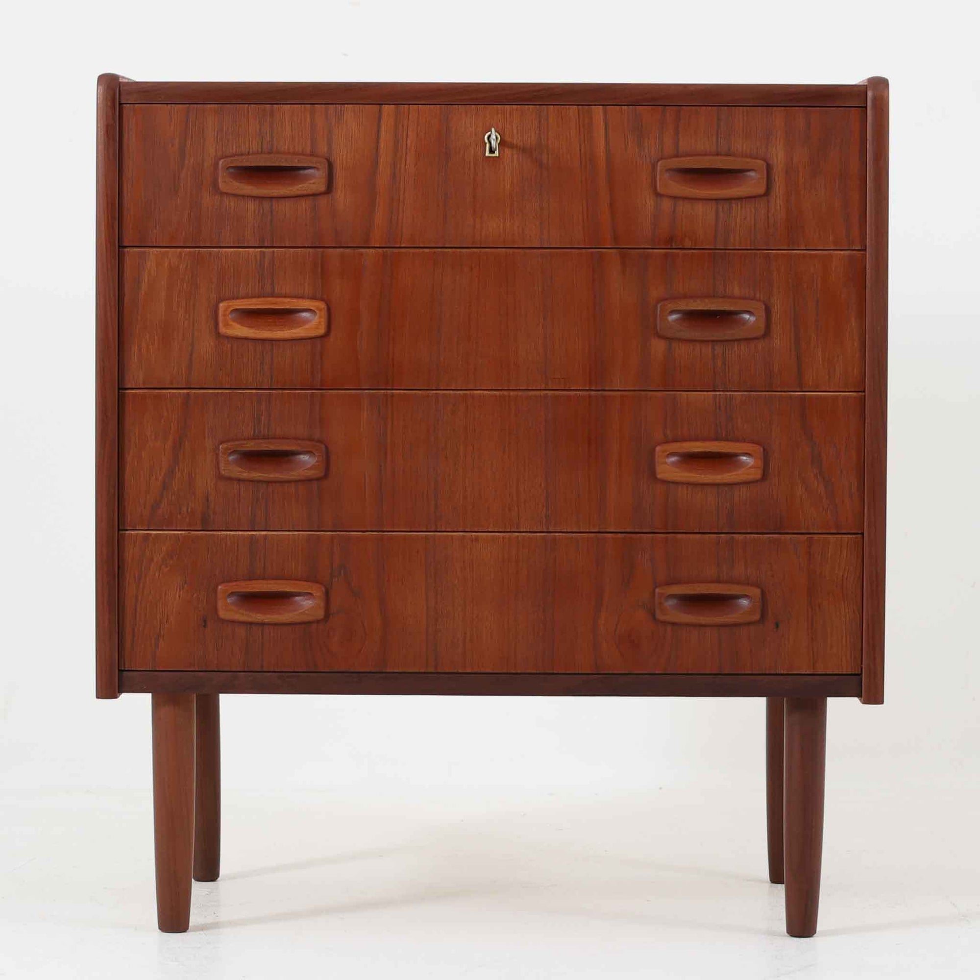 北欧ビンテージらしい温もりを感じさせるこちらの4段チェストは、上質なチーク材を使用したデンマーク製の一台です。無垢材を削り出したような立体感のある取手がアクセントとなっており、シンプルながらも丁寧な造りが際立ちます。幅70cmと程よいサイズ感で、寝室やリビングの収納としてはもちろん、玄関先の小物整理にも活躍します。使い込むほどに深まる色艶や木目の味わいも魅力のひとつです。