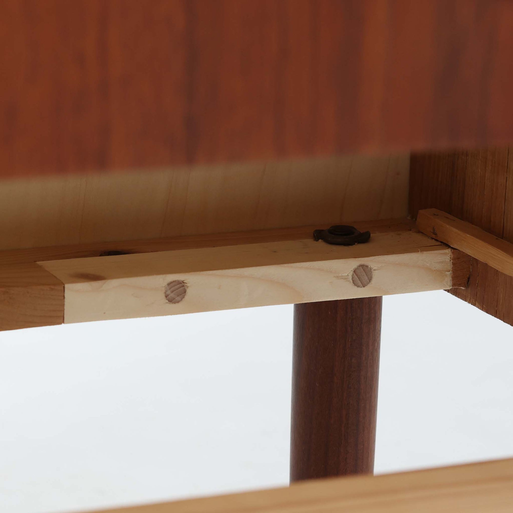 北欧ビンテージらしい温もりを感じさせるこちらの4段チェストは、上質なチーク材を使用したデンマーク製の一台です。無垢材を削り出したような立体感のある取手がアクセントとなっており、シンプルながらも丁寧な造りが際立ちます。幅70cmと程よいサイズ感で、寝室やリビングの収納としてはもちろん、玄関先の小物整理にも活躍します。使い込むほどに深まる色艶や木目の味わいも魅力のひとつです。