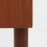 北欧ビンテージらしい温もりを感じさせるこちらの4段チェストは、上質なチーク材を使用したデンマーク製の一台です。無垢材を削り出したような立体感のある取手がアクセントとなっており、シンプルながらも丁寧な造りが際立ちます。幅70cmと程よいサイズ感で、寝室やリビングの収納としてはもちろん、玄関先の小物整理にも活躍します。使い込むほどに深まる色艶や木目の味わいも魅力のひとつです。