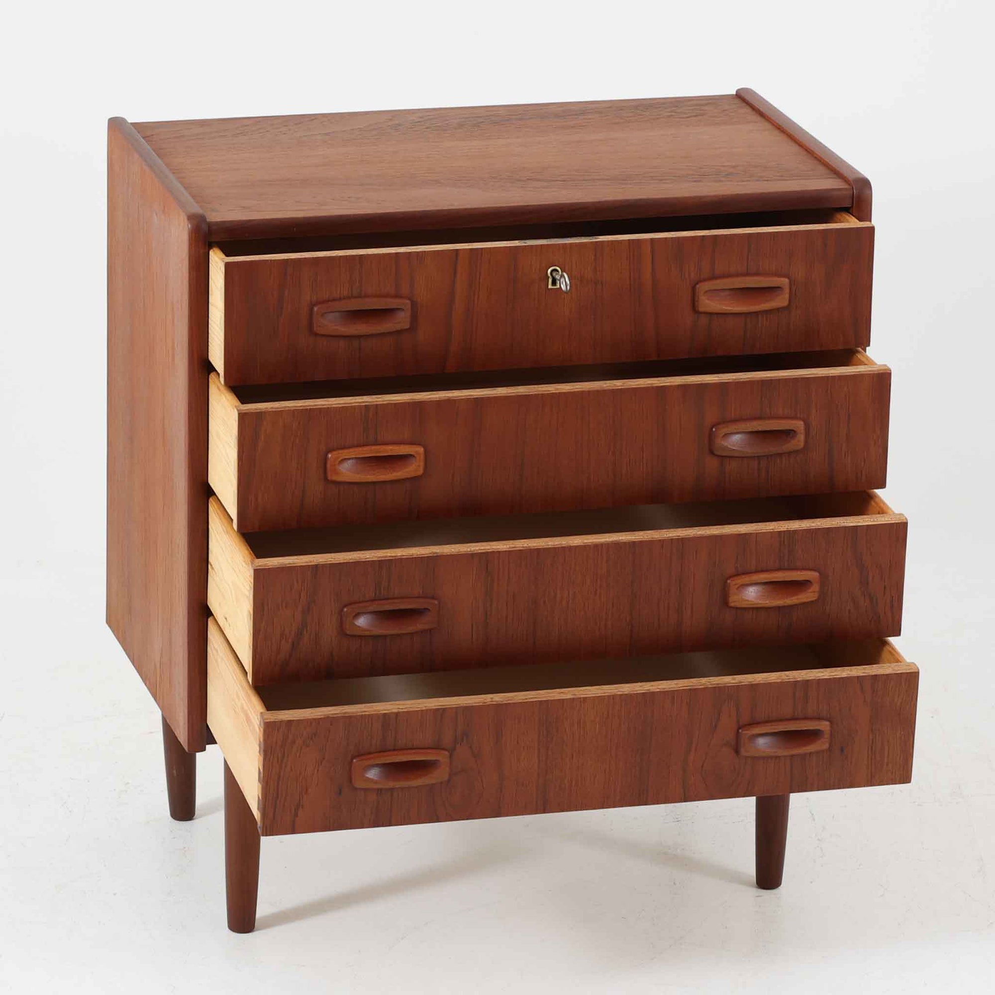 北欧ビンテージらしい温もりを感じさせるこちらの4段チェストは、上質なチーク材を使用したデンマーク製の一台です。無垢材を削り出したような立体感のある取手がアクセントとなっており、シンプルながらも丁寧な造りが際立ちます。幅70cmと程よいサイズ感で、寝室やリビングの収納としてはもちろん、玄関先の小物整理にも活躍します。使い込むほどに深まる色艶や木目の味わいも魅力のひとつです。