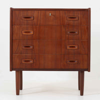 北欧ビンテージらしい温もりを感じさせるこちらの4段チェストは、上質なチーク材を使用したデンマーク製の一台です。無垢材を削り出したような立体感のある取手がアクセントとなっており、シンプルながらも丁寧な造りが際立ちます。幅70cmと程よいサイズ感で、寝室やリビングの収納としてはもちろん、玄関先の小物整理にも活躍します。使い込むほどに深まる色艶や木目の味わいも魅力のひとつです。