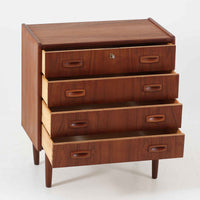 北欧ビンテージらしい温もりを感じさせるこちらの4段チェストは、上質なチーク材を使用したデンマーク製の一台です。無垢材を削り出したような立体感のある取手がアクセントとなっており、シンプルながらも丁寧な造りが際立ちます。幅70cmと程よいサイズ感で、寝室やリビングの収納としてはもちろん、玄関先の小物整理にも活躍します。使い込むほどに深まる色艶や木目の味わいも魅力のひとつです。