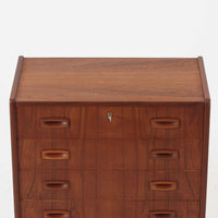 北欧ビンテージらしい温もりを感じさせるこちらの4段チェストは、上質なチーク材を使用したデンマーク製の一台です。無垢材を削り出したような立体感のある取手がアクセントとなっており、シンプルながらも丁寧な造りが際立ちます。幅70cmと程よいサイズ感で、寝室やリビングの収納としてはもちろん、玄関先の小物整理にも活躍します。使い込むほどに深まる色艶や木目の味わいも魅力のひとつです。