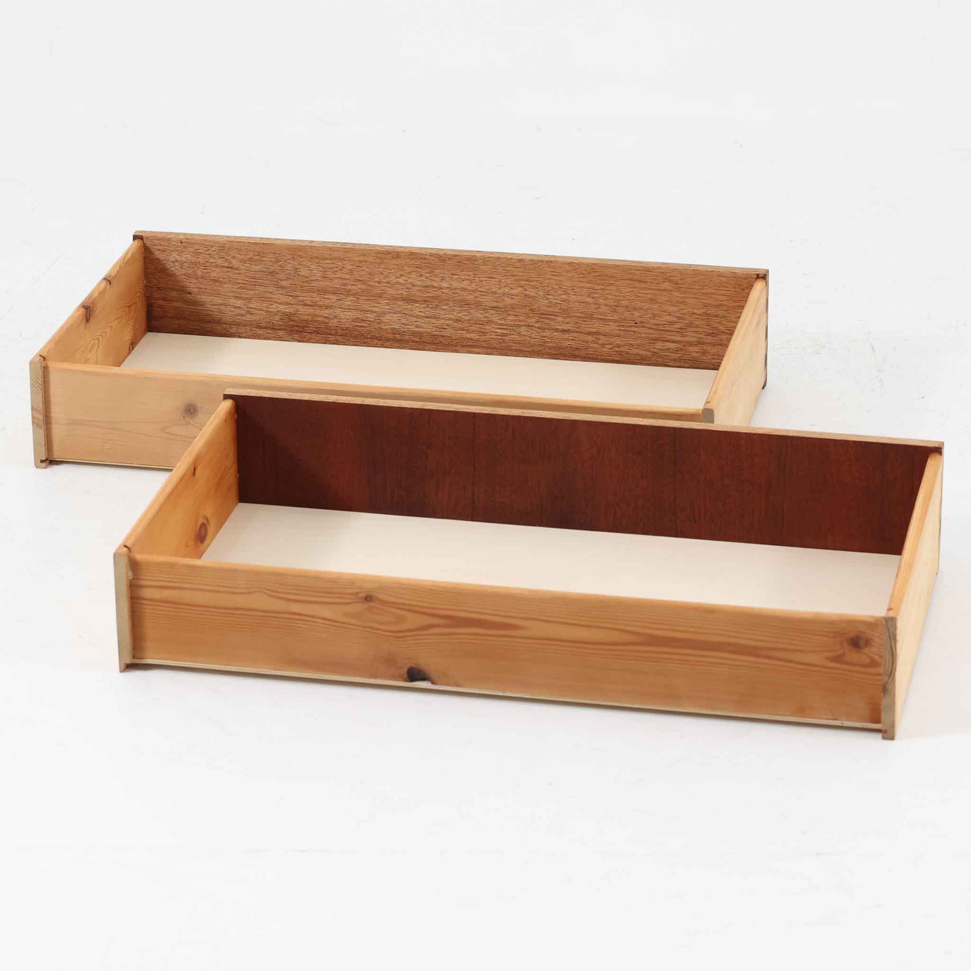 北欧ビンテージらしい温もりを感じさせるこちらの4段チェストは、上質なチーク材を使用したデンマーク製の一台です。無垢材を削り出したような立体感のある取手がアクセントとなっており、シンプルながらも丁寧な造りが際立ちます。幅70cmと程よいサイズ感で、寝室やリビングの収納としてはもちろん、玄関先の小物整理にも活躍します。使い込むほどに深まる色艶や木目の味わいも魅力のひとつです。