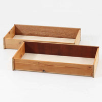 北欧ビンテージらしい温もりを感じさせるこちらの4段チェストは、上質なチーク材を使用したデンマーク製の一台です。無垢材を削り出したような立体感のある取手がアクセントとなっており、シンプルながらも丁寧な造りが際立ちます。幅70cmと程よいサイズ感で、寝室やリビングの収納としてはもちろん、玄関先の小物整理にも活躍します。使い込むほどに深まる色艶や木目の味わいも魅力のひとつです。