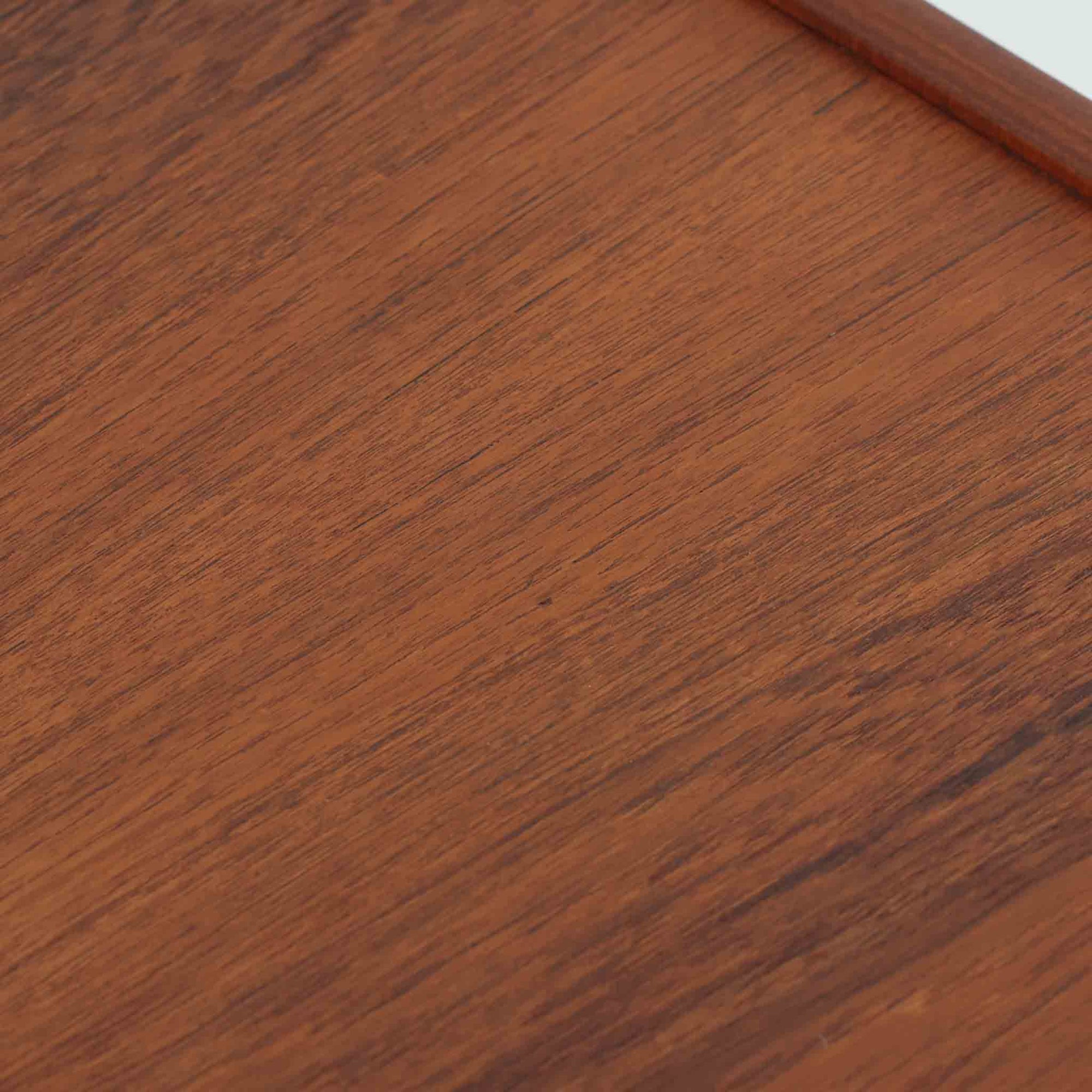 北欧ビンテージらしい温もりを感じさせるこちらの4段チェストは、上質なチーク材を使用したデンマーク製の一台です。無垢材を削り出したような立体感のある取手がアクセントとなっており、シンプルながらも丁寧な造りが際立ちます。幅70cmと程よいサイズ感で、寝室やリビングの収納としてはもちろん、玄関先の小物整理にも活躍します。使い込むほどに深まる色艶や木目の味わいも魅力のひとつです。