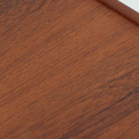 北欧ビンテージらしい温もりを感じさせるこちらの4段チェストは、上質なチーク材を使用したデンマーク製の一台です。無垢材を削り出したような立体感のある取手がアクセントとなっており、シンプルながらも丁寧な造りが際立ちます。幅70cmと程よいサイズ感で、寝室やリビングの収納としてはもちろん、玄関先の小物整理にも活躍します。使い込むほどに深まる色艶や木目の味わいも魅力のひとつです。