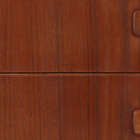 北欧ビンテージらしい温もりを感じさせるこちらの4段チェストは、上質なチーク材を使用したデンマーク製の一台です。無垢材を削り出したような立体感のある取手がアクセントとなっており、シンプルながらも丁寧な造りが際立ちます。幅70cmと程よいサイズ感で、寝室やリビングの収納としてはもちろん、玄関先の小物整理にも活躍します。使い込むほどに深まる色艶や木目の味わいも魅力のひとつです。