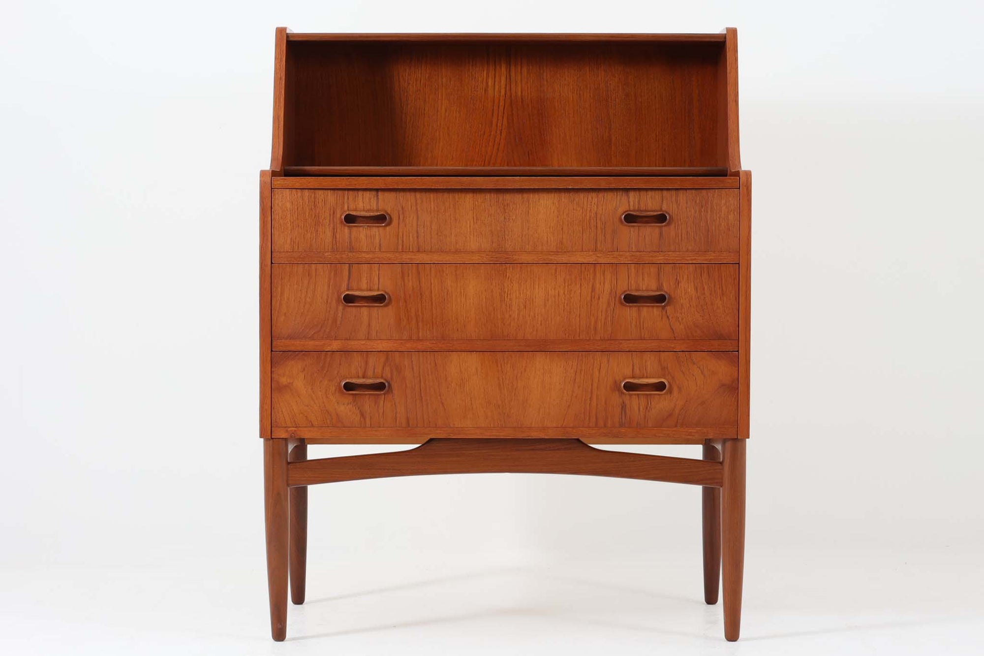 デンマークから買い付けたライティングビューロです。1段目の引き出しを開けると鏡が内蔵された、珍しいタイプとなっております。デスクや飾り棚、ドレッサーとしてもお使いいただける汎用性の高いアイテムです。脚のデザインは非常に素敵であり、見た目の美しさだけでなく強度も確保されております。本体には高品質なチーク材が使用されています。