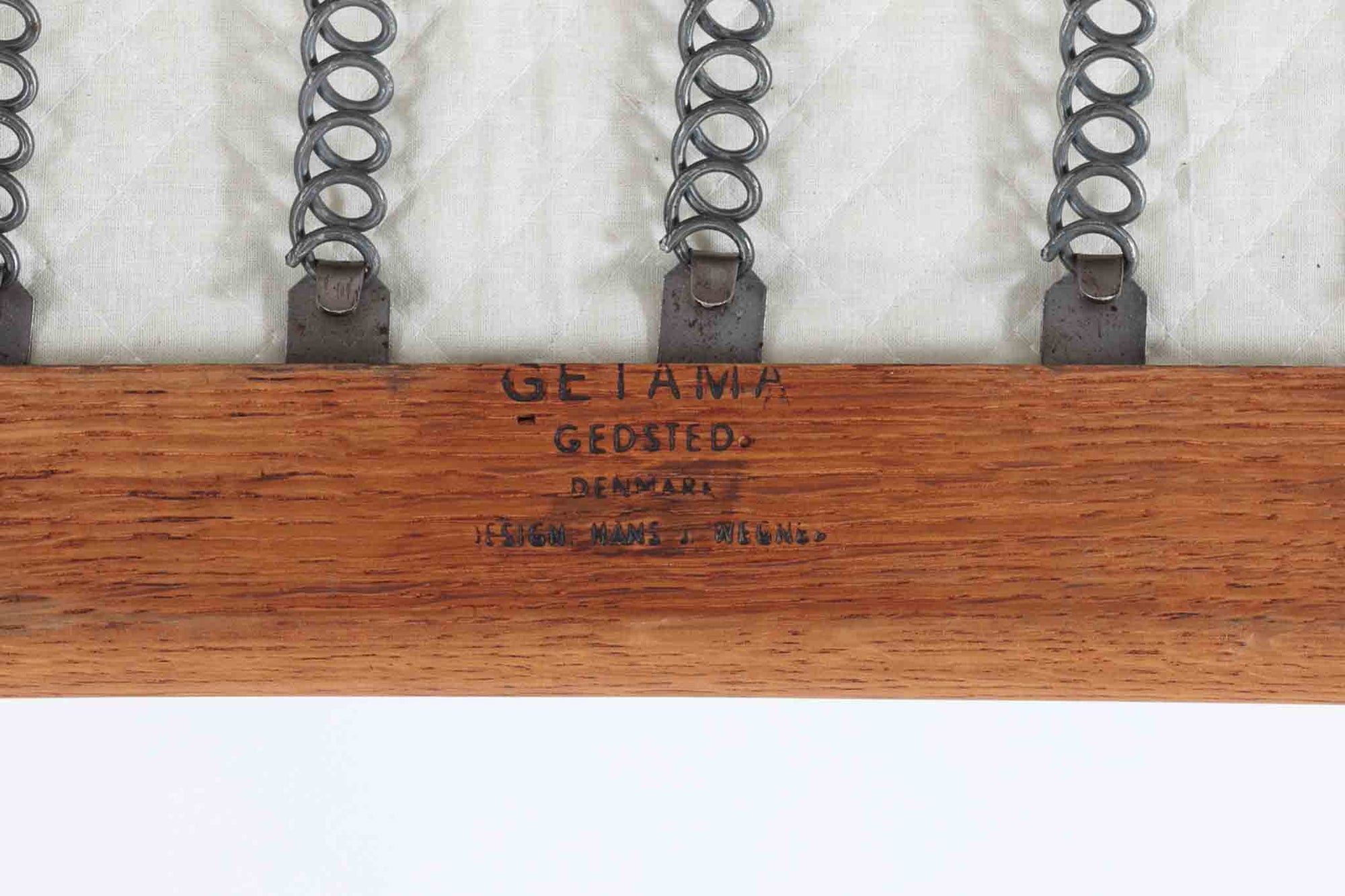 北欧家具を代表するソファ『GE290』です。現在リプロダクト品が販売されていますが、こちらは本物です。元々はベッド会社であるGETAmA社ならではのコイルスプリングが内包されたクッションの座り心地は、弾力があり心地良く、読書や映画などのリラックスタイムに最適です。立ち上がる際も適度なはね返りがあるので、動く時に億劫になる事はありません。Hans J.Wegnerならではの時代を超えた素晴らしいデザインです。横や背面から見るとまた違った表情を感じて頂けると思います。