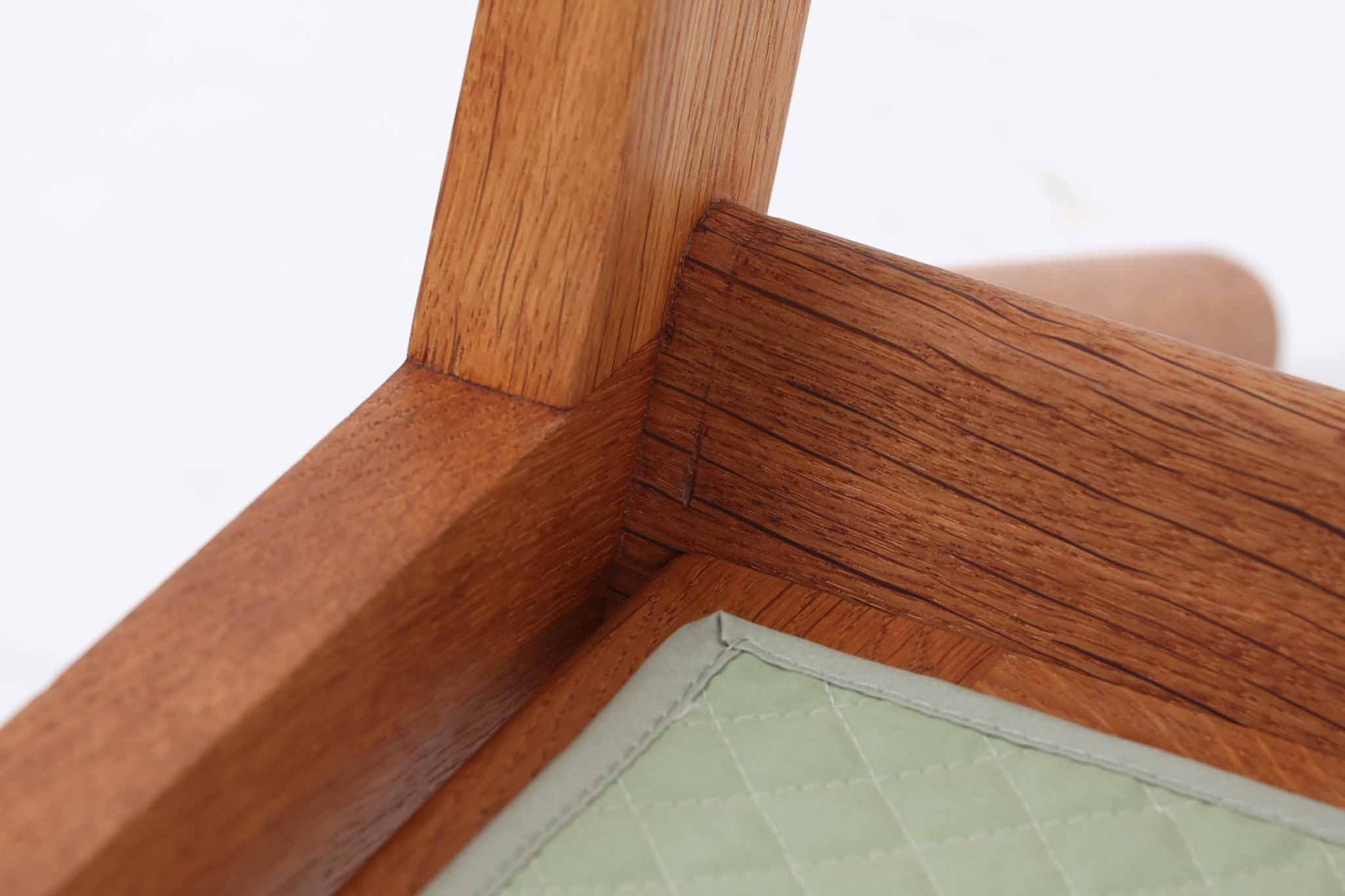 北欧家具を代表するソファ『GE290』です。現在リプロダクト品が販売されていますが、こちらは本物です。元々はベッド会社であるGETAmA社ならではのコイルスプリングが内包されたクッションの座り心地は、弾力があり心地良く、読書や映画などのリラックスタイムに最適です。立ち上がる際も適度なはね返りがあるので、動く時に億劫になる事はありません。Hans J.Wegnerならではの時代を超えた素晴らしいデザインです。横や背面から見るとまた違った表情を感じて頂けると思います。