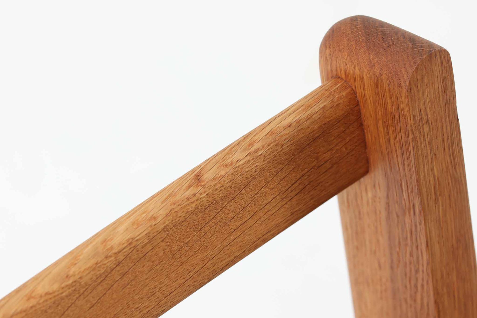 北欧家具を代表するソファ『GE290』です。現在リプロダクト品が販売されていますが、こちらは本物です。元々はベッド会社であるGETAmA社ならではのコイルスプリングが内包されたクッションの座り心地は、弾力があり心地良く、読書や映画などのリラックスタイムに最適です。立ち上がる際も適度なはね返りがあるので、動く時に億劫になる事はありません。Hans J.Wegnerならではの時代を超えた素晴らしいデザインです。横や背面から見るとまた違った表情を感じて頂けると思います。