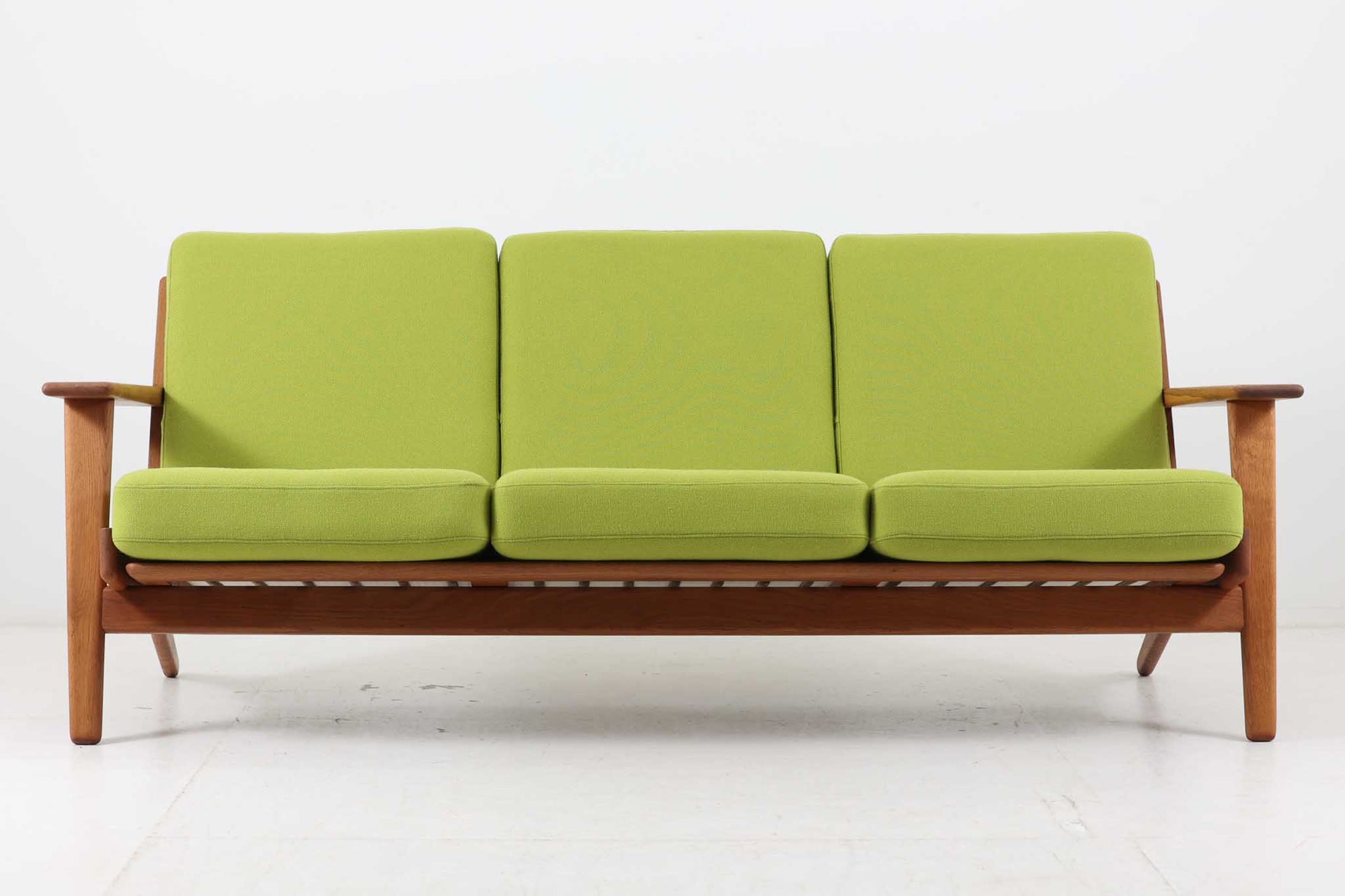 北欧家具を代表するソファ『GE290』です。現在リプロダクト品が販売されていますが、こちらは本物です。元々はベッド会社であるGETAmA社ならではのコイルスプリングが内包されたクッションの座り心地は、弾力があり心地良く、読書や映画などのリラックスタイムに最適です。立ち上がる際も適度なはね返りがあるので、動く時に億劫になる事はありません。Hans J.Wegnerならではの時代を超えた素晴らしいデザインです。横や背面から見るとまた違った表情を感じて頂けると思います。