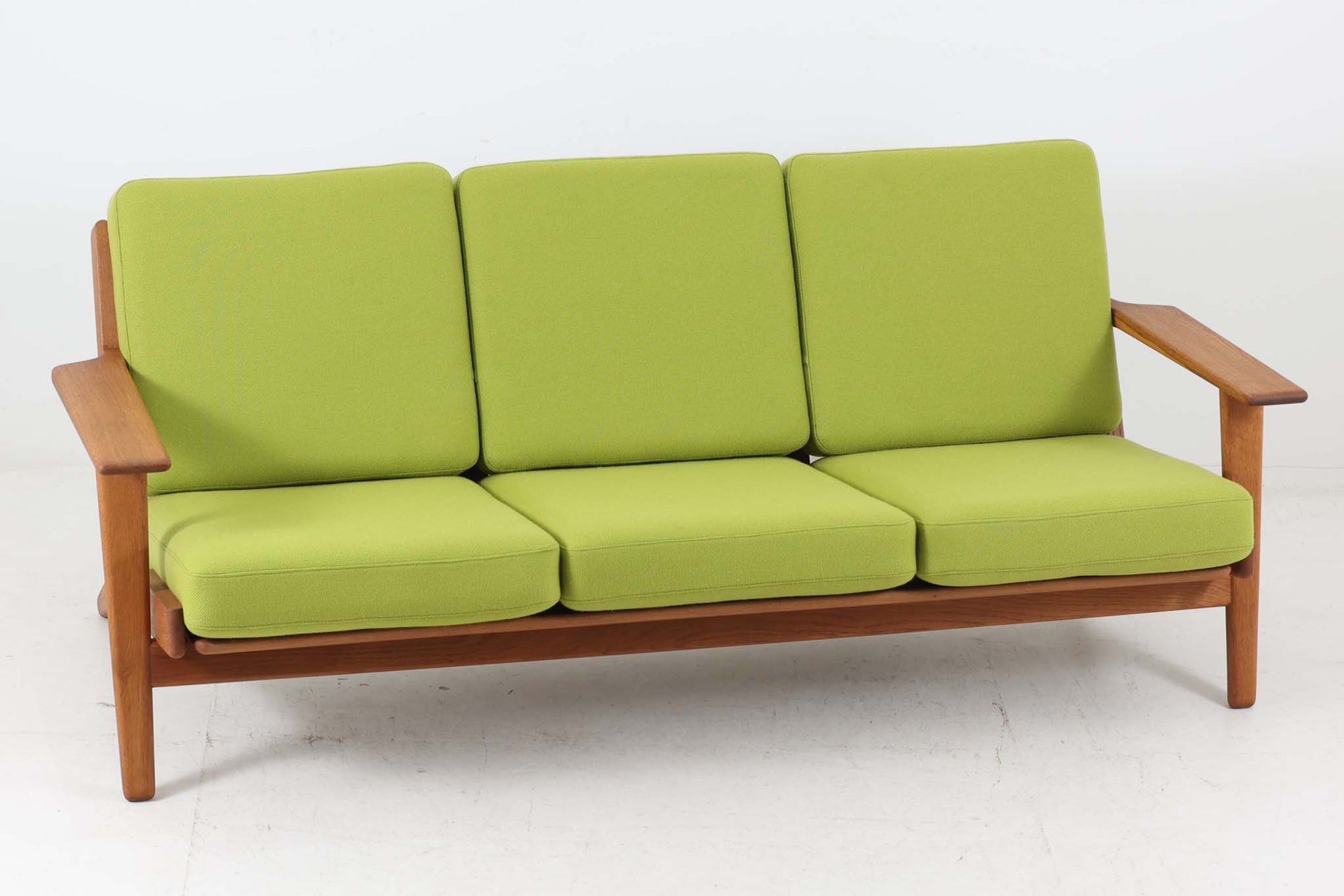 北欧家具を代表するソファ『GE290』です。現在リプロダクト品が販売されていますが、こちらは本物です。元々はベッド会社であるGETAmA社ならではのコイルスプリングが内包されたクッションの座り心地は、弾力があり心地良く、読書や映画などのリラックスタイムに最適です。立ち上がる際も適度なはね返りがあるので、動く時に億劫になる事はありません。Hans J.Wegnerならではの時代を超えた素晴らしいデザインです。横や背面から見るとまた違った表情を感じて頂けると思います。