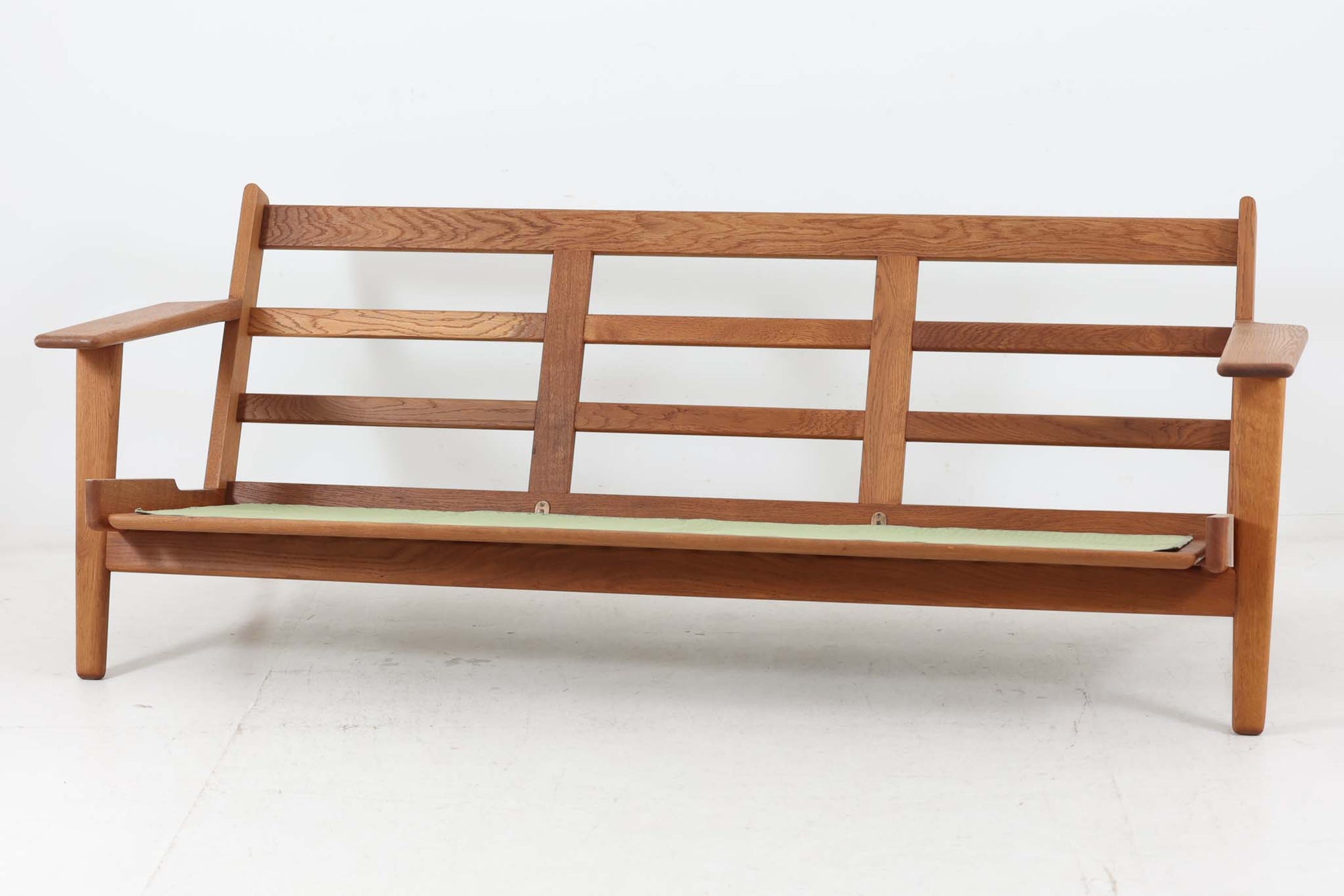 北欧家具を代表するソファ『GE290』です。現在リプロダクト品が販売されていますが、こちらは本物です。元々はベッド会社であるGETAmA社ならではのコイルスプリングが内包されたクッションの座り心地は、弾力があり心地良く、読書や映画などのリラックスタイムに最適です。立ち上がる際も適度なはね返りがあるので、動く時に億劫になる事はありません。Hans J.Wegnerならではの時代を超えた素晴らしいデザインです。横や背面から見るとまた違った表情を感じて頂けると思います。